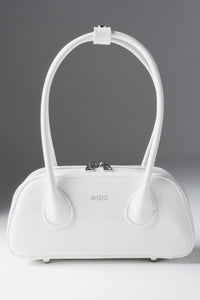 Frontalansicht der weißen Damen-Schultertasche aus glänzendem Lackleder.