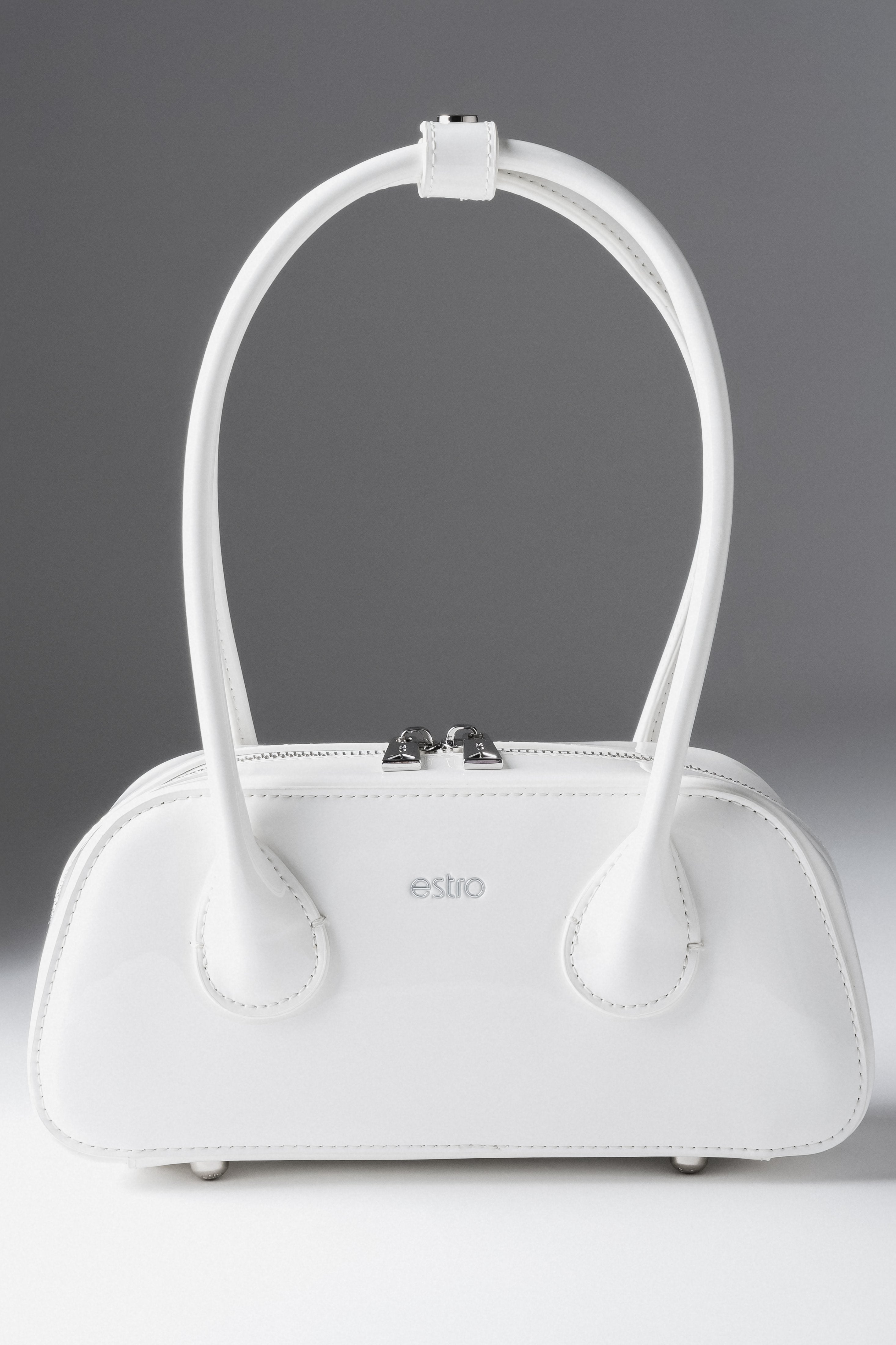 Frontalansicht der weißen Damen-Schultertasche aus glänzendem Lackleder.