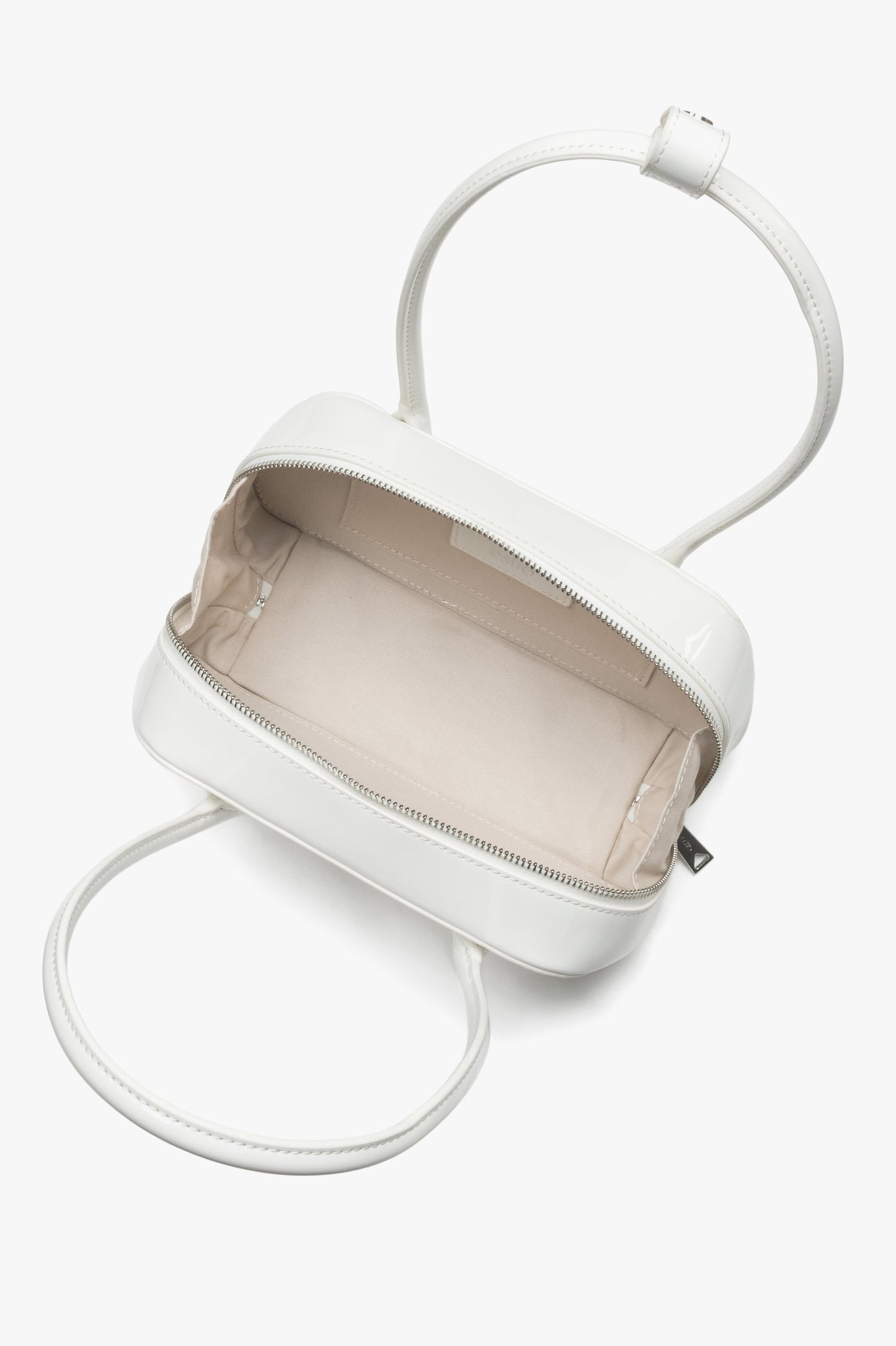 Innenansicht der weißen Lackledertasche mit Textilfutter und Reißverschluss.