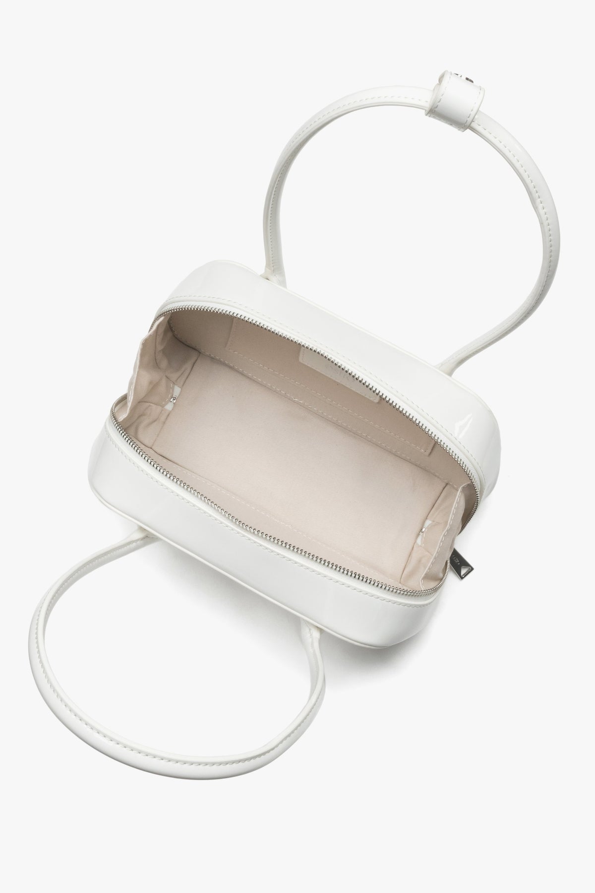Innenansicht der weißen Lackledertasche mit Textilfutter und Reißverschluss.