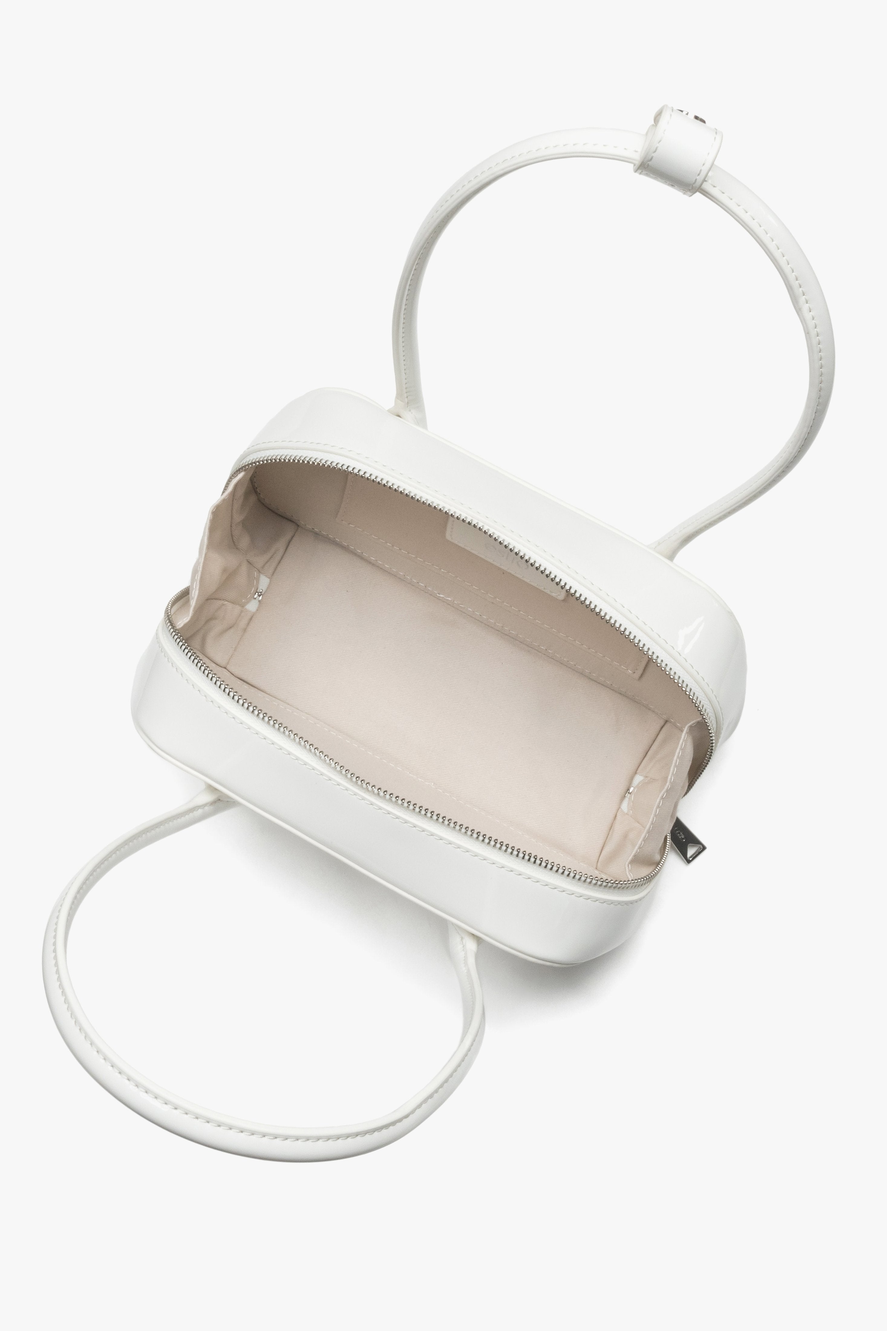 Innenansicht der weißen Lackledertasche mit Textilfutter und Reißverschluss.