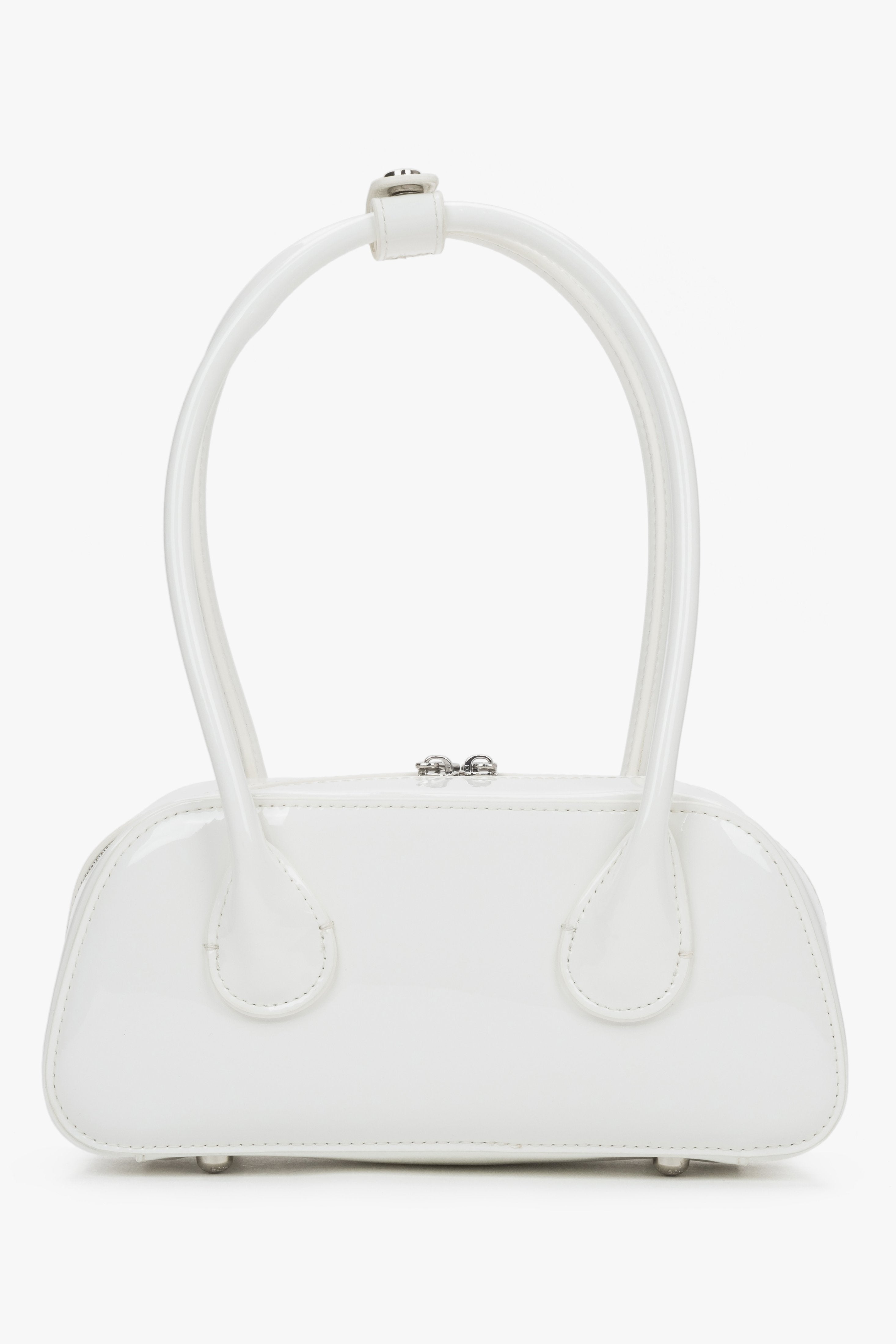 Rückansicht der kompakten weißen Schultertasche aus Lackleder.