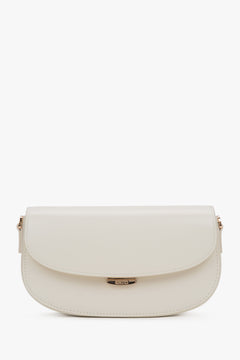 Frontalansicht der weißen Leder-Schultertasche mit minimalistischem Design.