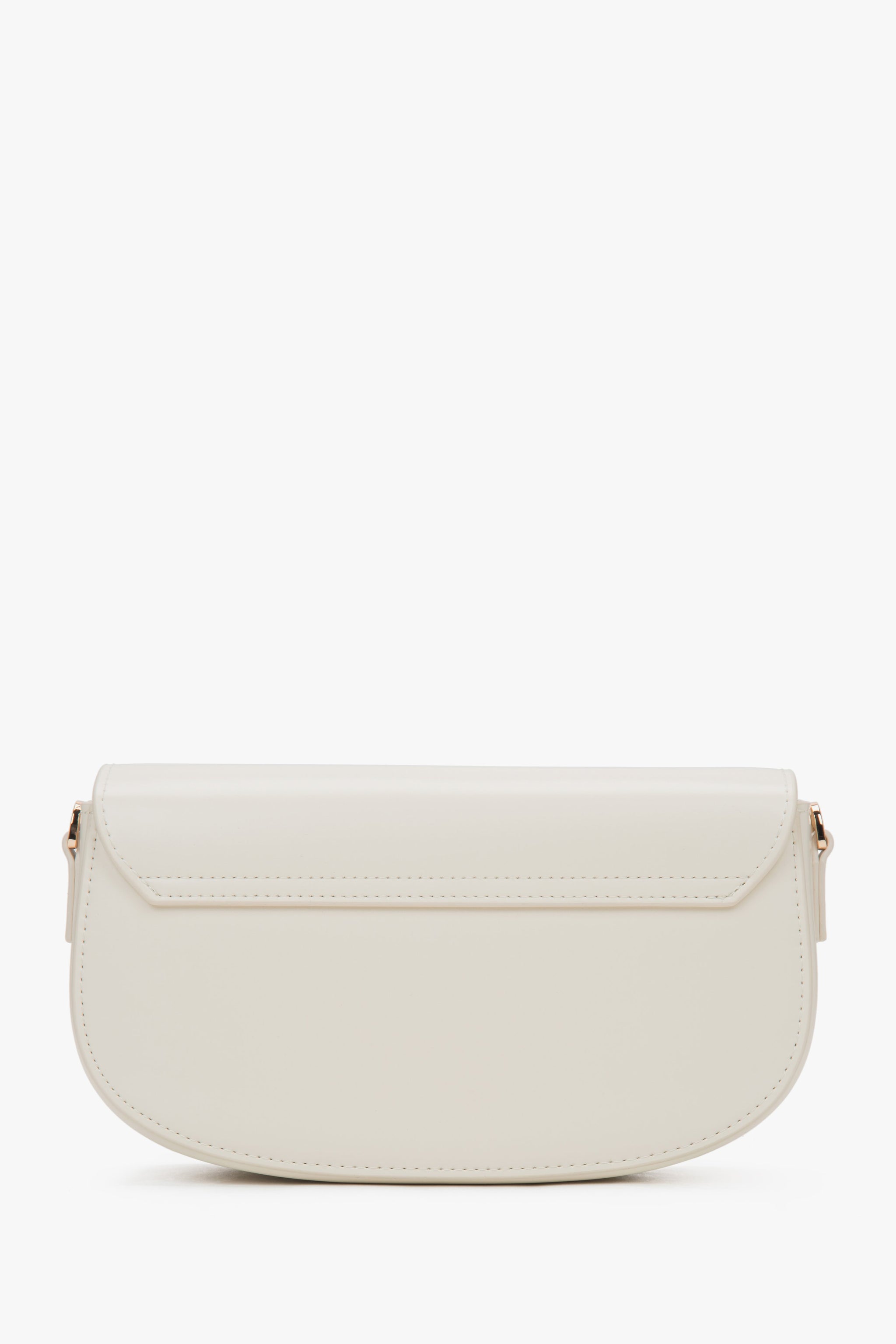 Rückansicht der weißen Damenhandtasche mit Fokus auf die glatte Lederstruktur.