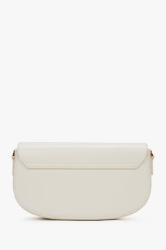 Rückansicht der weißen Damenhandtasche mit Fokus auf die glatte Lederstruktur.