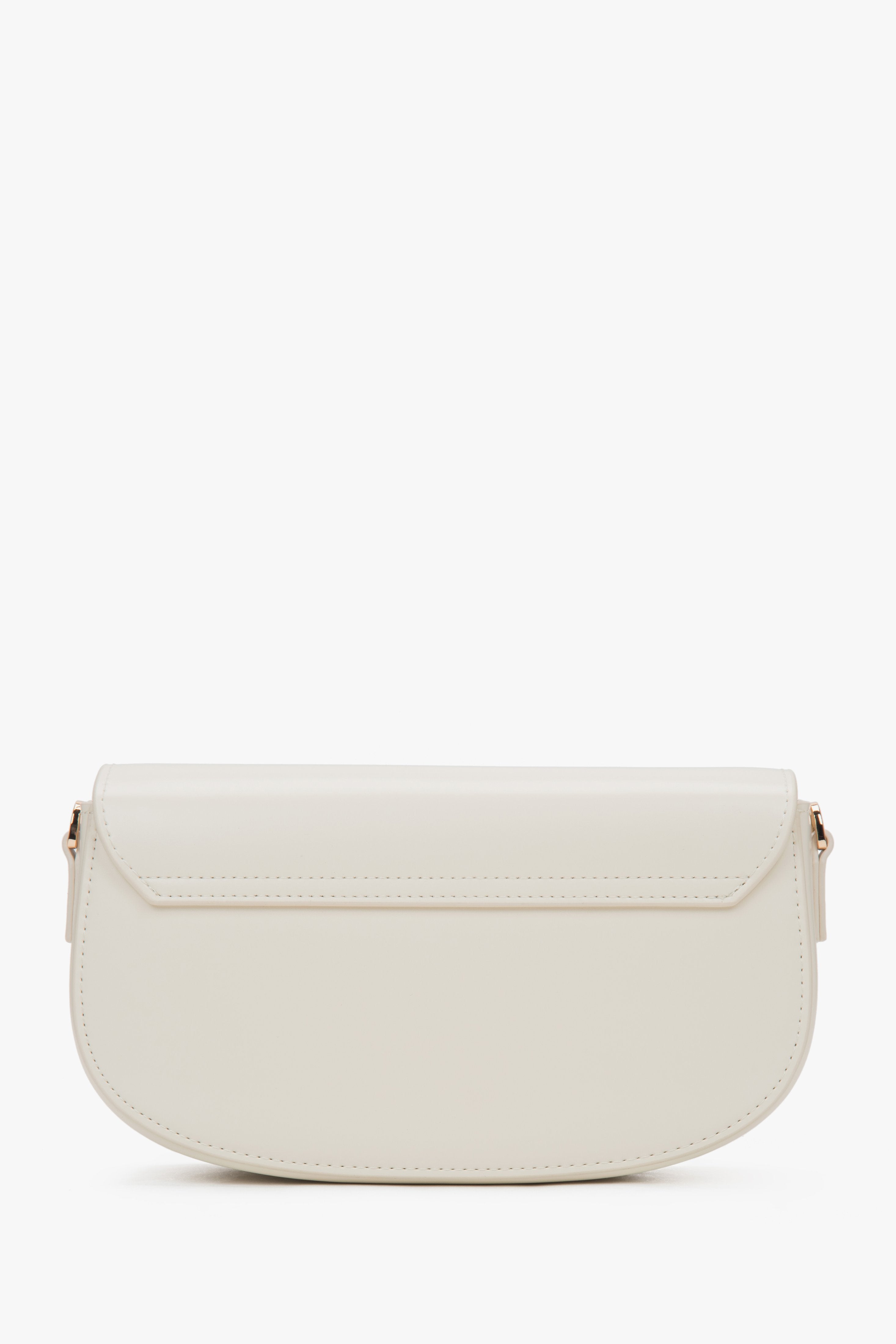 Rückansicht der weißen Damenhandtasche mit Fokus auf die glatte Lederstruktur.