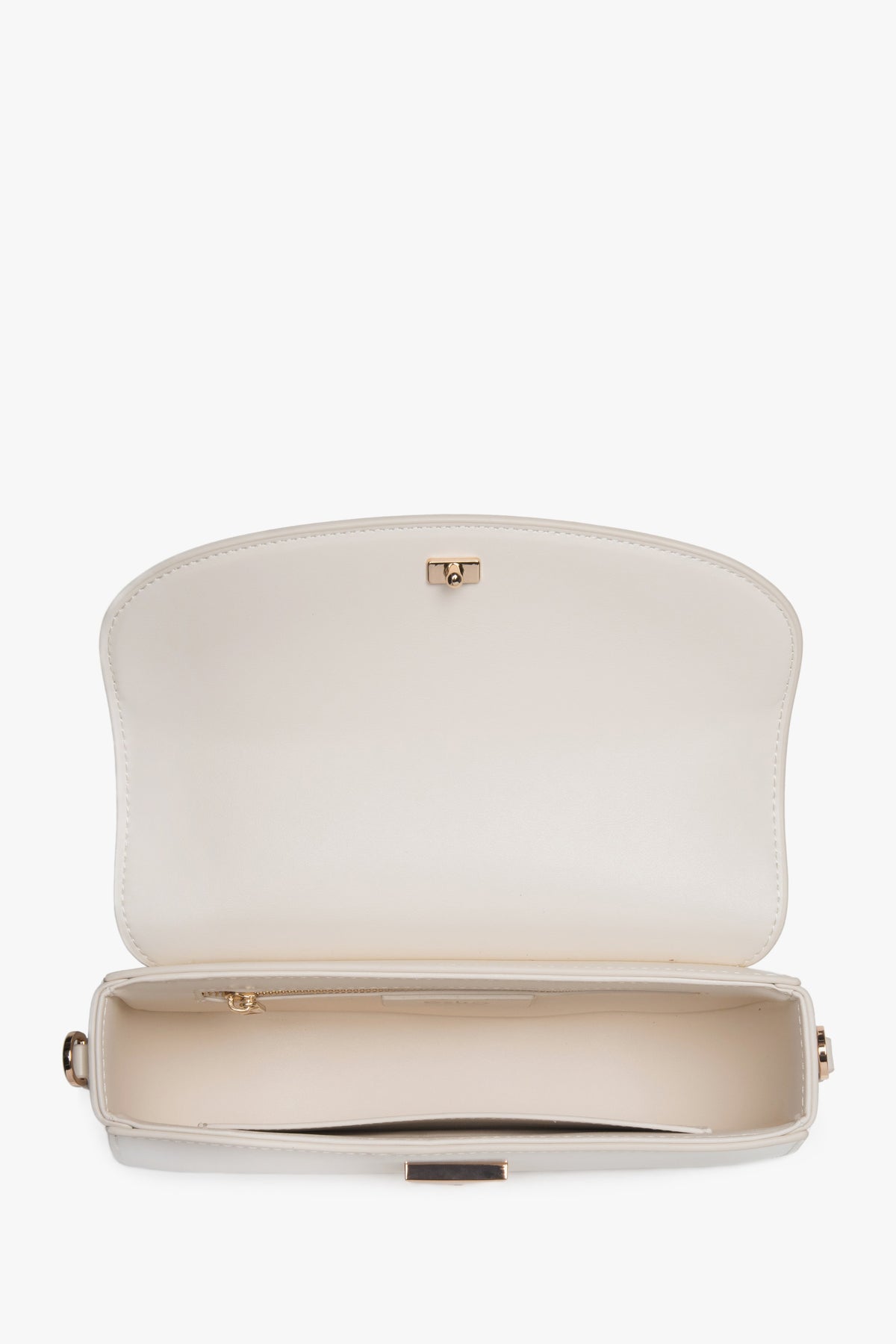 Innenansicht der weißen Ledertasche mit geöffnetem Hauptfach.
