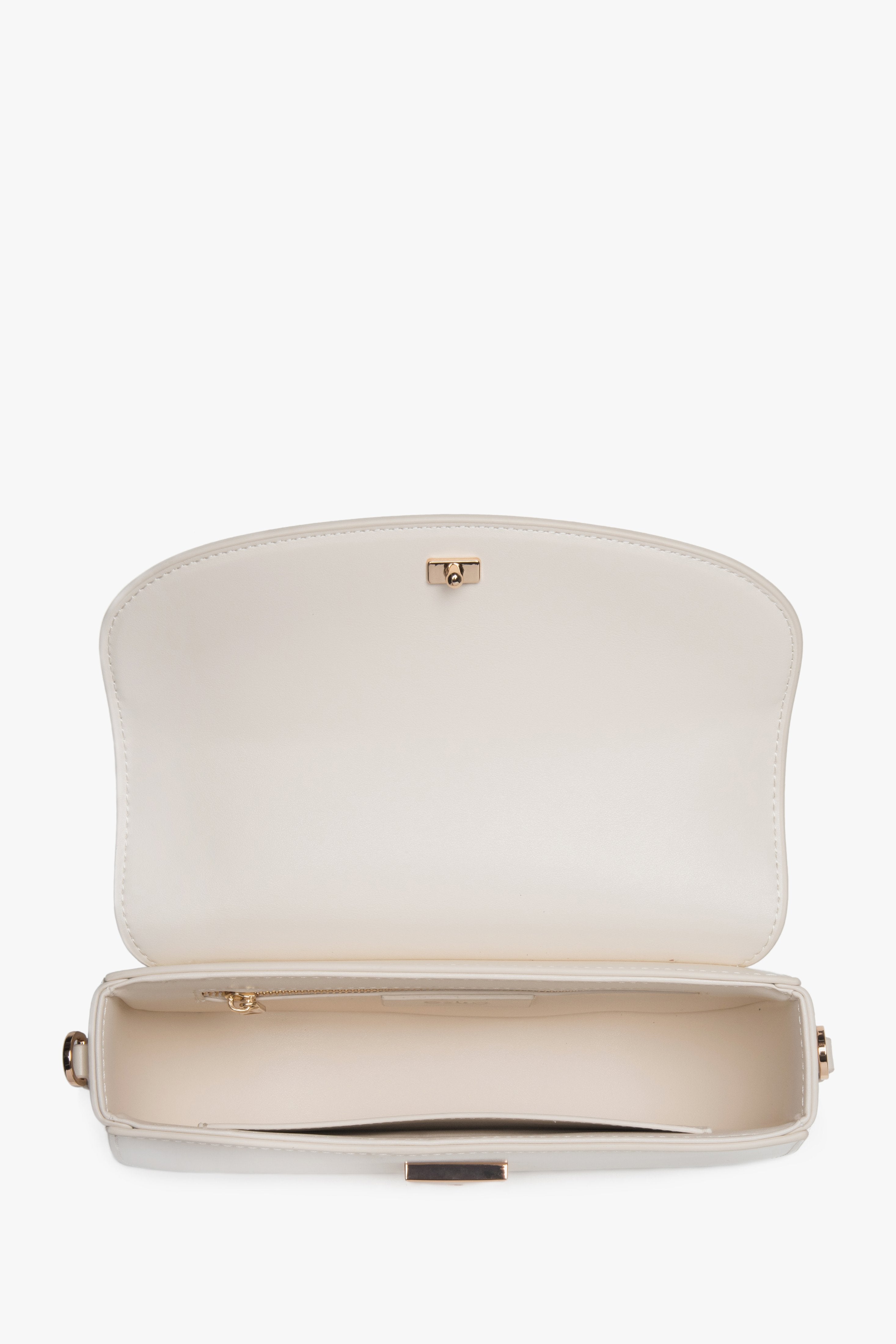Innenansicht der weißen Ledertasche mit geöffnetem Hauptfach.