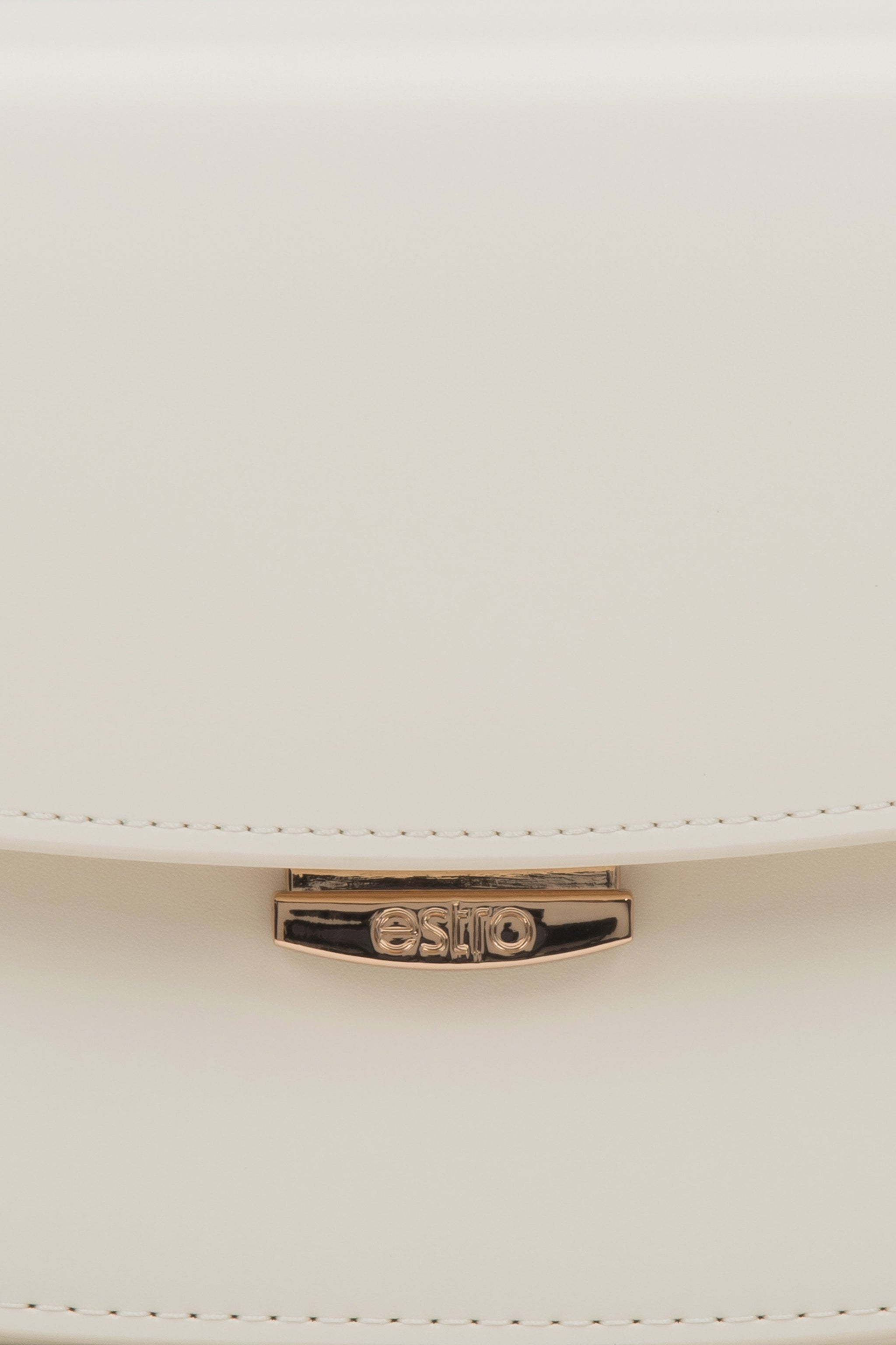 Nahaufnahme des Verschlusses der weißen Damen-Schultertasche.