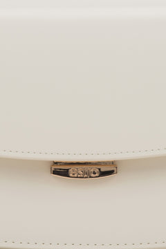 Nahaufnahme des Verschlusses der weißen Damen-Schultertasche.