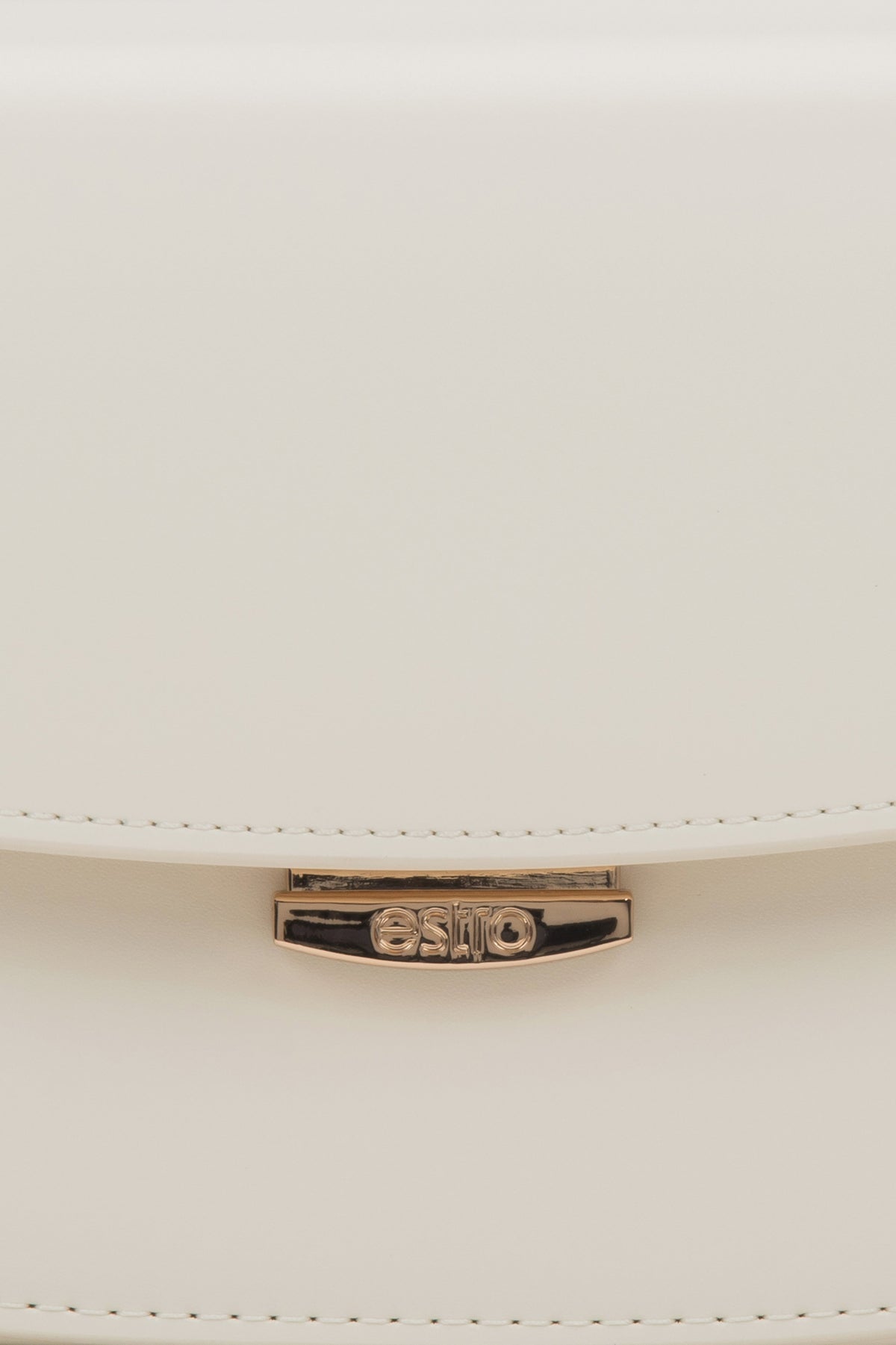 Nahaufnahme des Verschlusses der weißen Damen-Schultertasche.