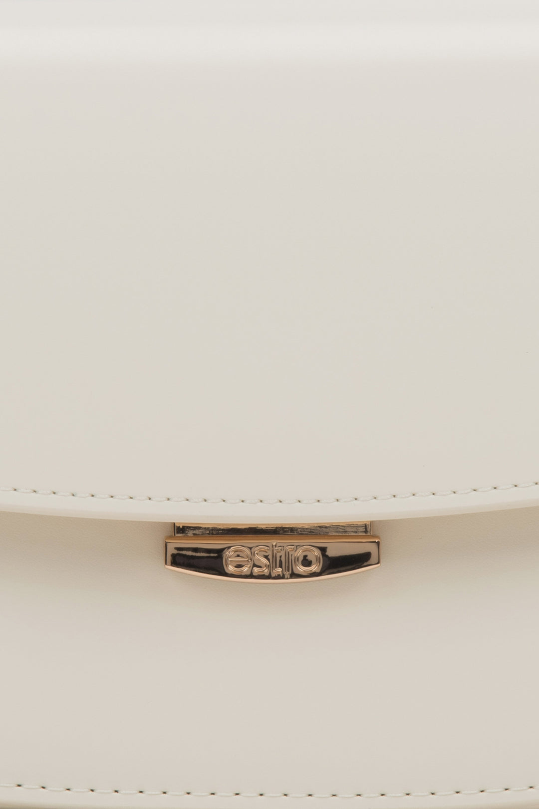 Nahaufnahme des Verschlusses der weißen Damen-Schultertasche.