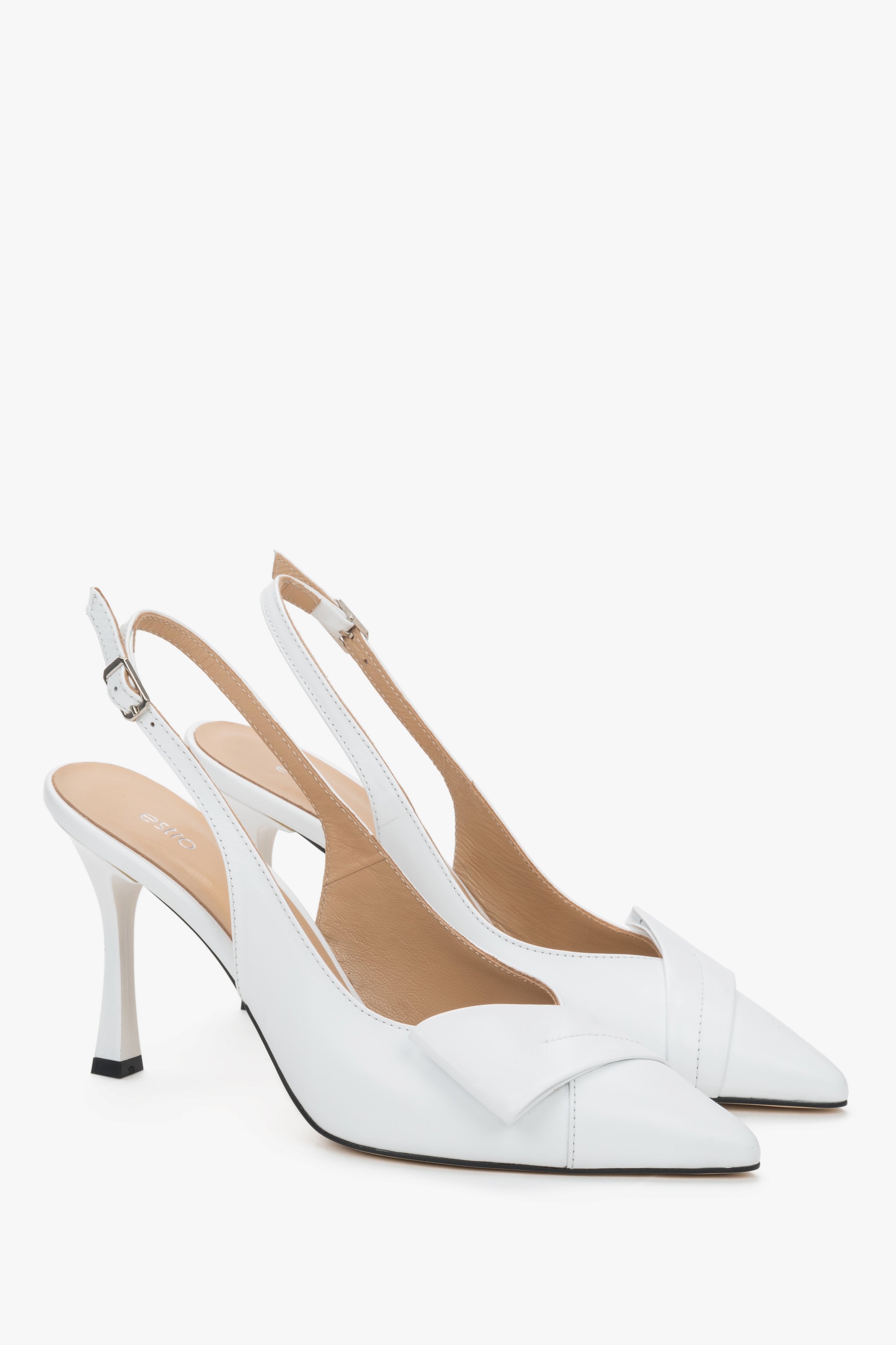 Weiße Damen-Slingback-Pumps aus Leder in schräger Vorderansicht