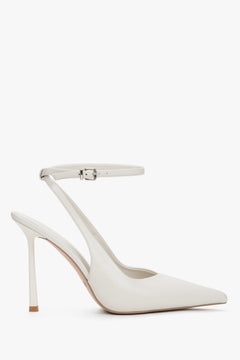 Seitenansicht der weißen Stiletto-Pumps mit verstellbarem Fesselriemen.