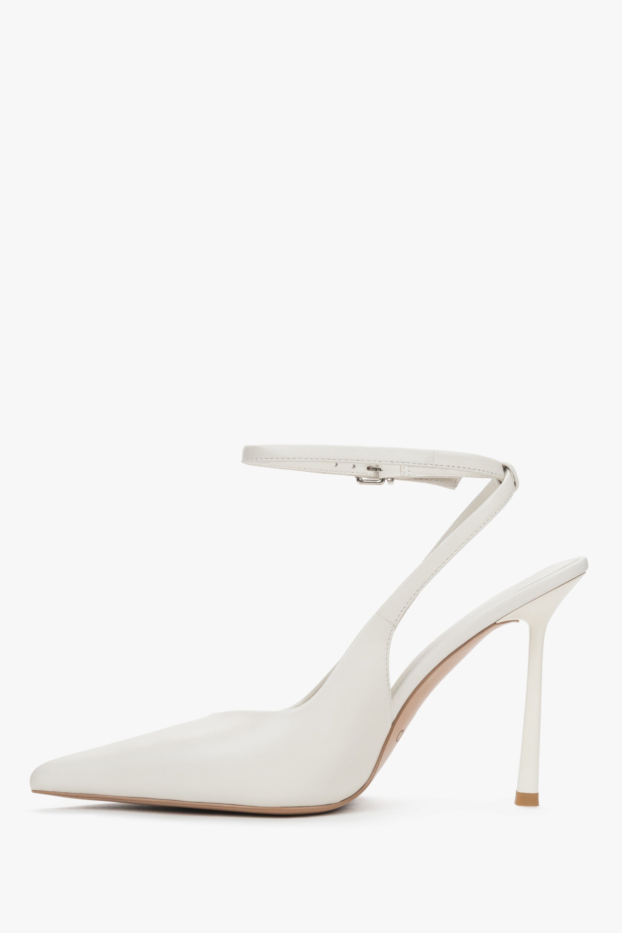Profilansicht der eleganten weißen Slingback-Pumps mit spitzer Zehenpartie.