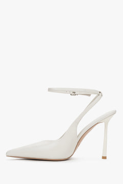 Profilansicht der eleganten weißen Slingback-Pumps mit spitzer Zehenpartie.
