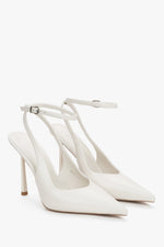 Angewinkelte Ansicht der weißen Damen-Slingback-Pumps aus echtem Leder.