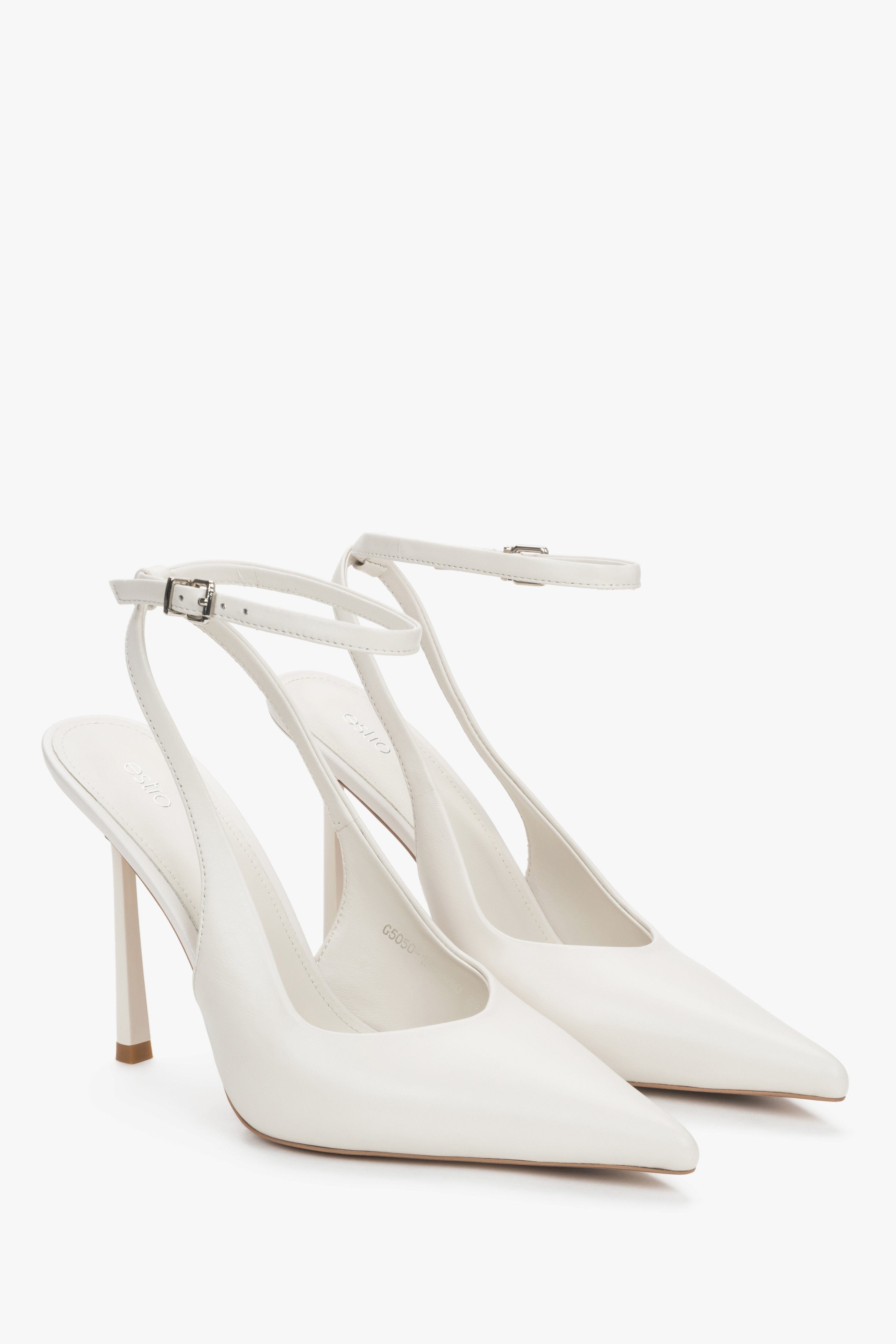Angewinkelte Ansicht der weißen Damen-Slingback-Pumps aus echtem Leder.
