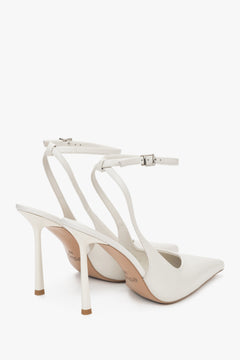 Rückansicht der 11 cm hohen weißen Stiletto-Absätze mit Schnallenverschluss.