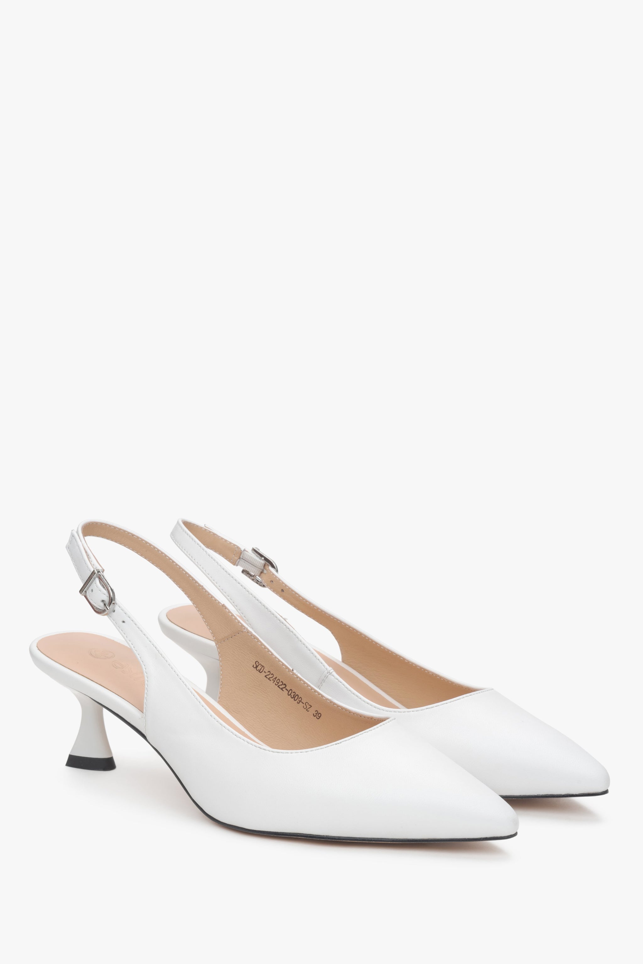 Schräge Ansicht der weißen Damen-Slingpumps aus weichem Echtleder mit Kelchabsatz.