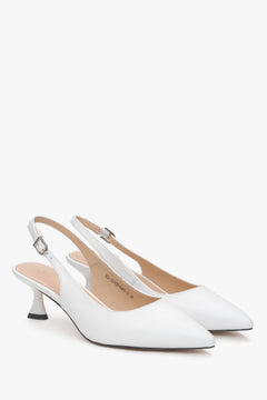 Schräge Ansicht der weißen Damen-Slingpumps aus weichem Echtleder mit Kelchabsatz.