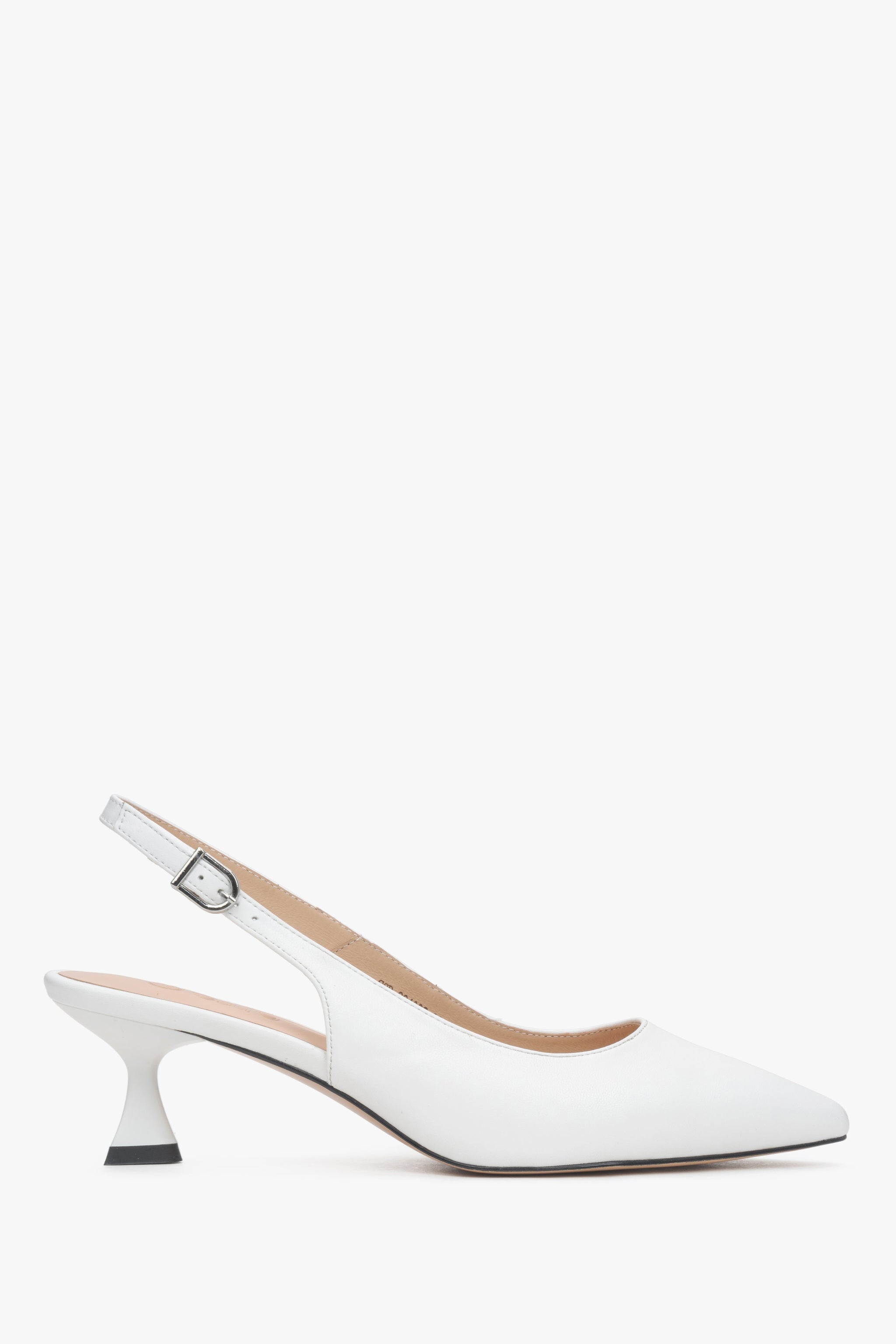 Profilansicht des eleganten weißen Slingpumps mit spitzer Zehenpartie.
