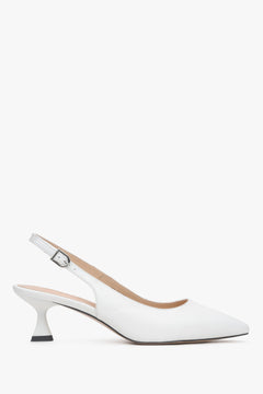 Profilansicht des eleganten weißen Slingpumps mit spitzer Zehenpartie.