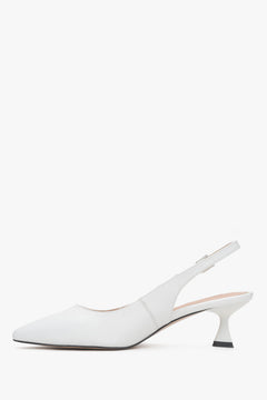 Seitenansicht des weißen Damen-Pumps mit offener Ferse und feiner Schnalle.