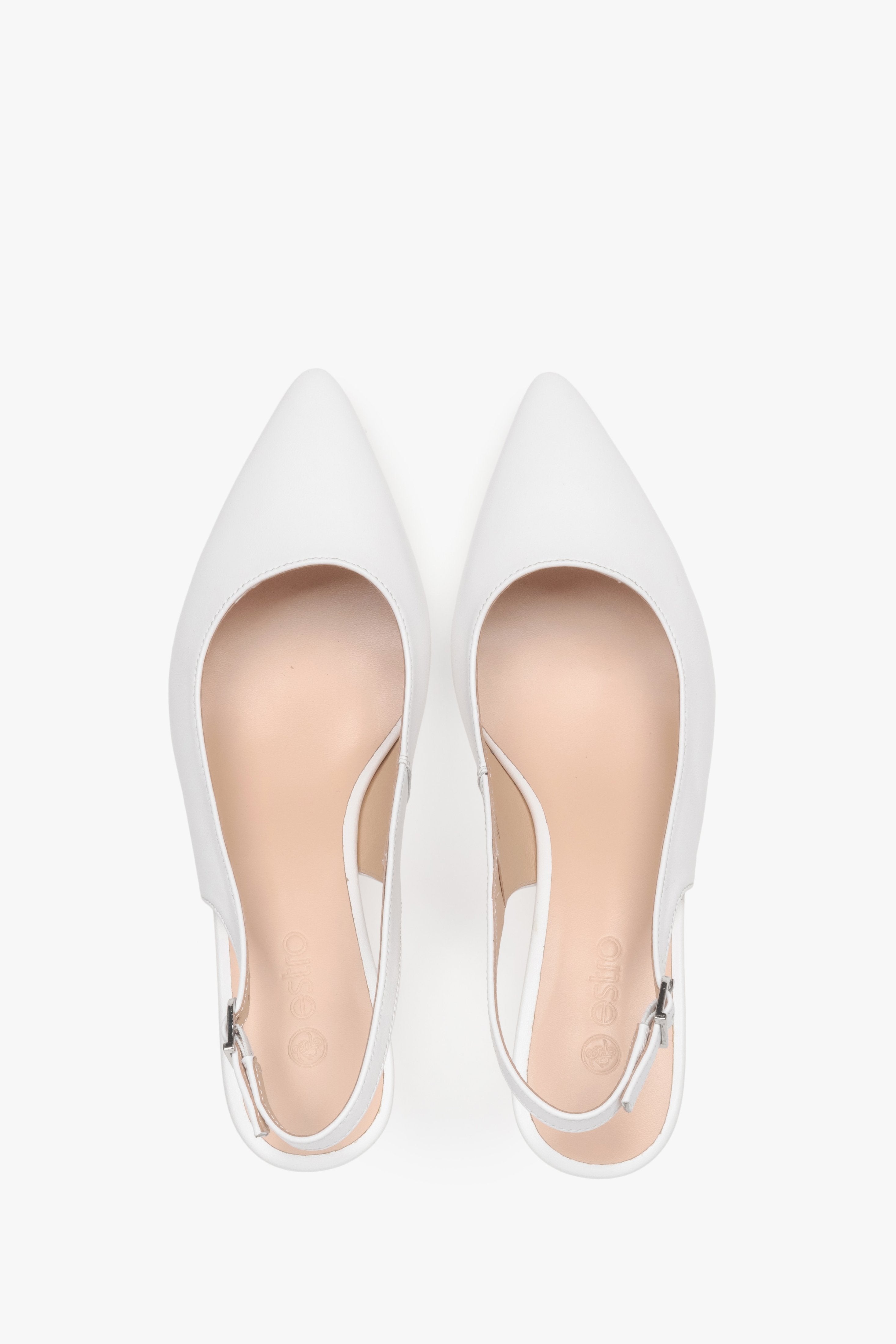 Draufsicht auf das Paar weißer Leder-Slingpumps von Estro.