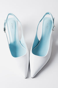 Weiße Damen-Slingpumps aus Echtleder von oben mit hellblauem Fersenriemen