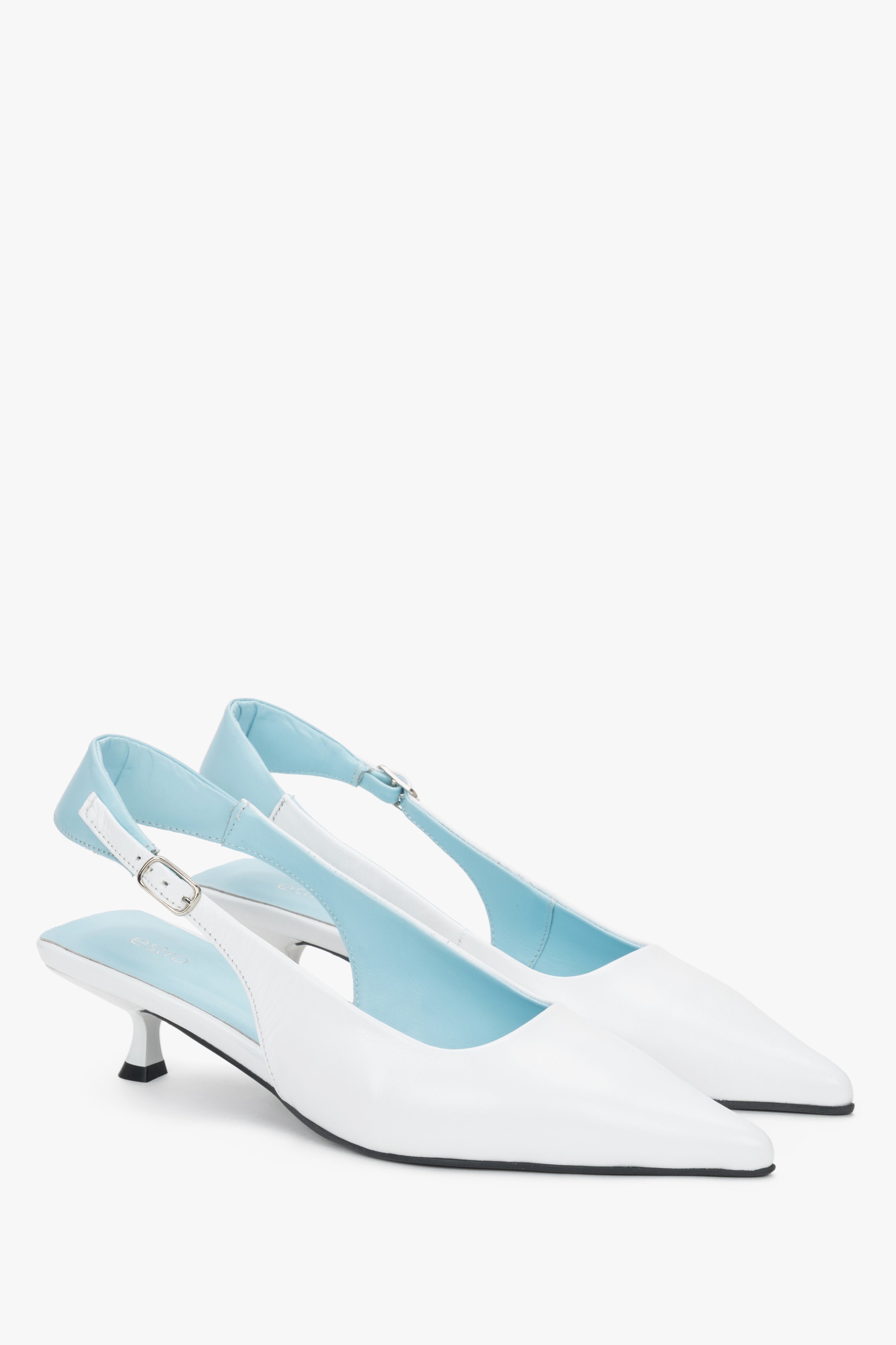 Weiße Damen-Slingpumps aus Leder als Paar in schräger Vorderansicht