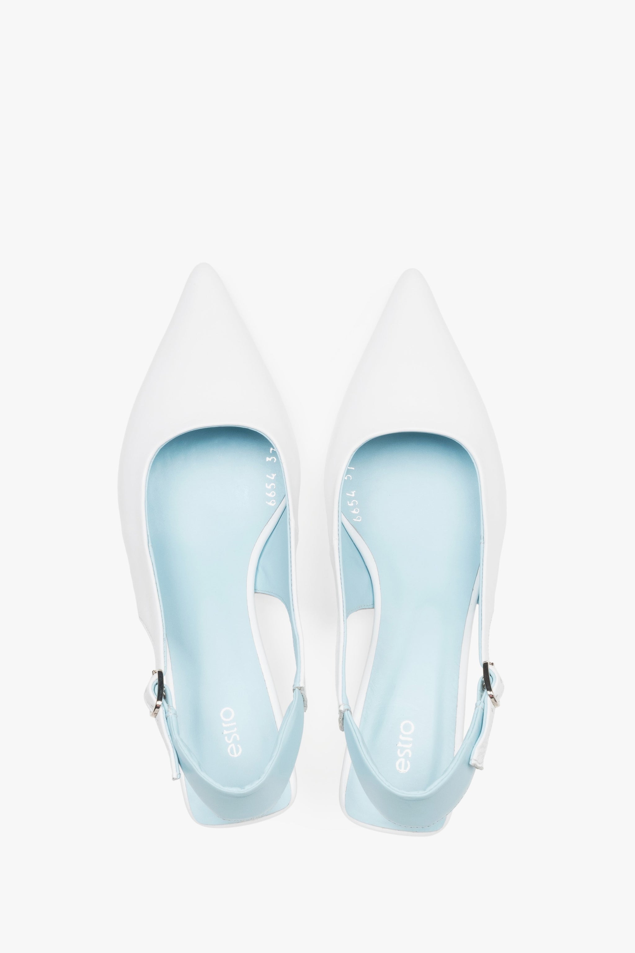 Weiße Damen-Slingpumps von oben mit spitzer Schuhspitze und hellblauer Decksohle