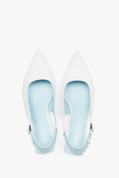 Weiße Damen-Slingpumps von oben mit spitzer Schuhspitze und hellblauer Decksohle