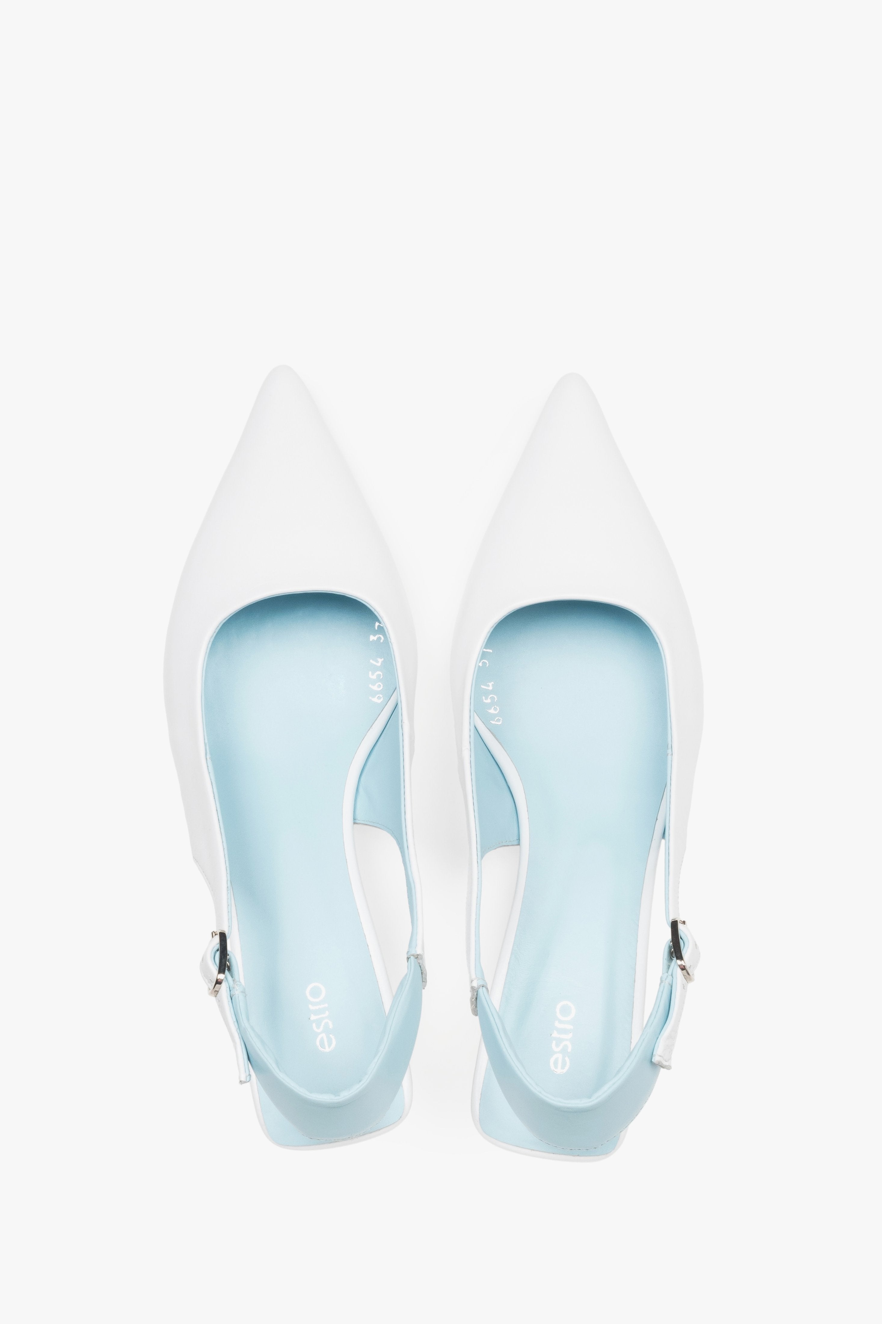 Weiße Damen-Slingpumps von oben mit spitzer Schuhspitze und hellblauer Decksohle