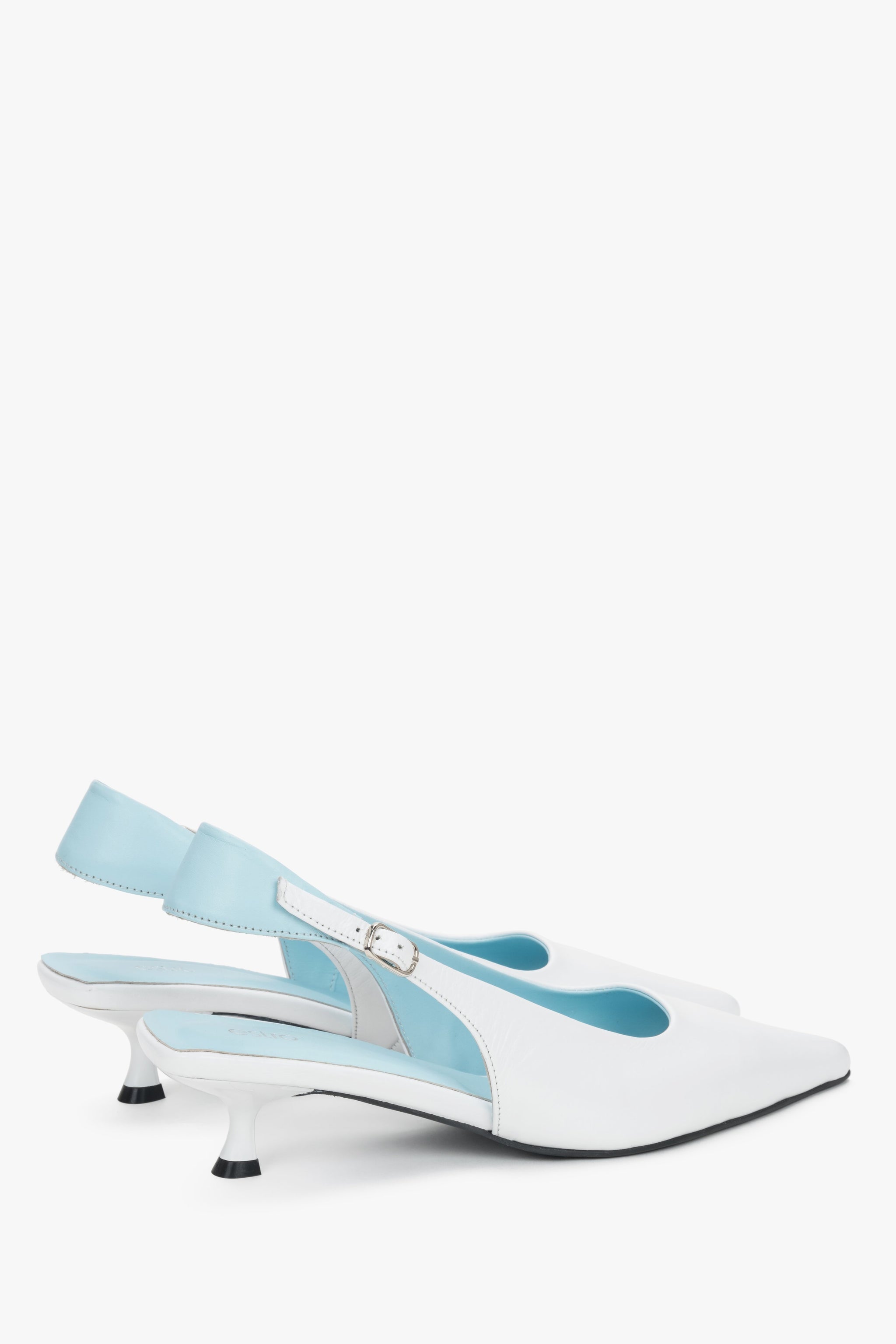 Weiße Damen-Slingpumps aus Leder in schräger Seitenansicht mit hellblauem Riemen