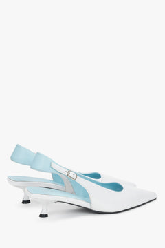 Weiße Damen-Slingpumps aus Leder in schräger Seitenansicht mit hellblauem Riemen