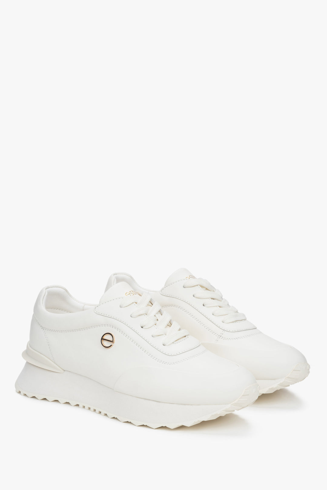 Seitenansicht weißer Sneaker mit flacher Sohle und goldfarbenem Logo – Estro ER00116921
