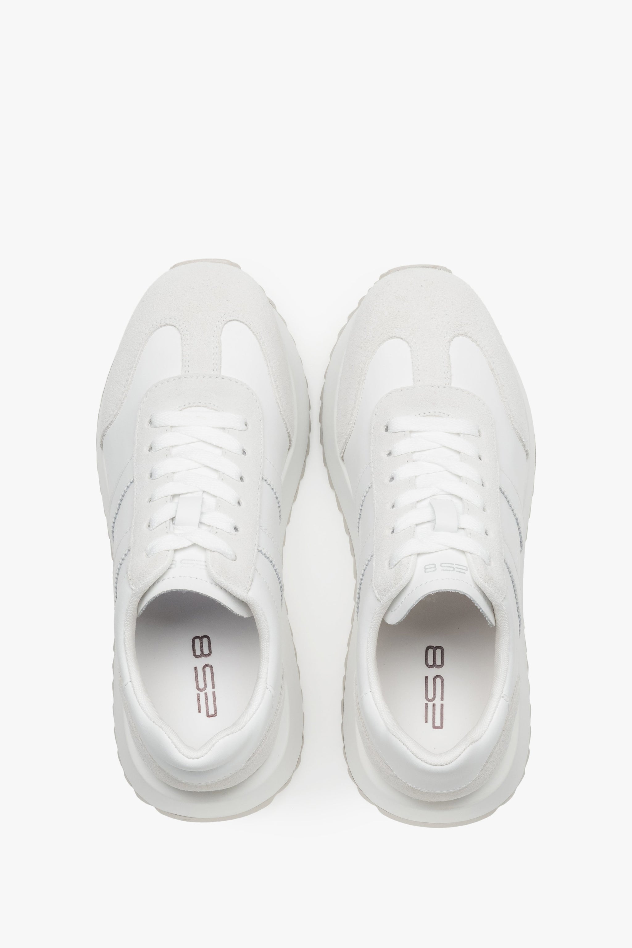 Draufsicht auf das Paar weiße Sneaker, die das Echtlederfutter zeigt.