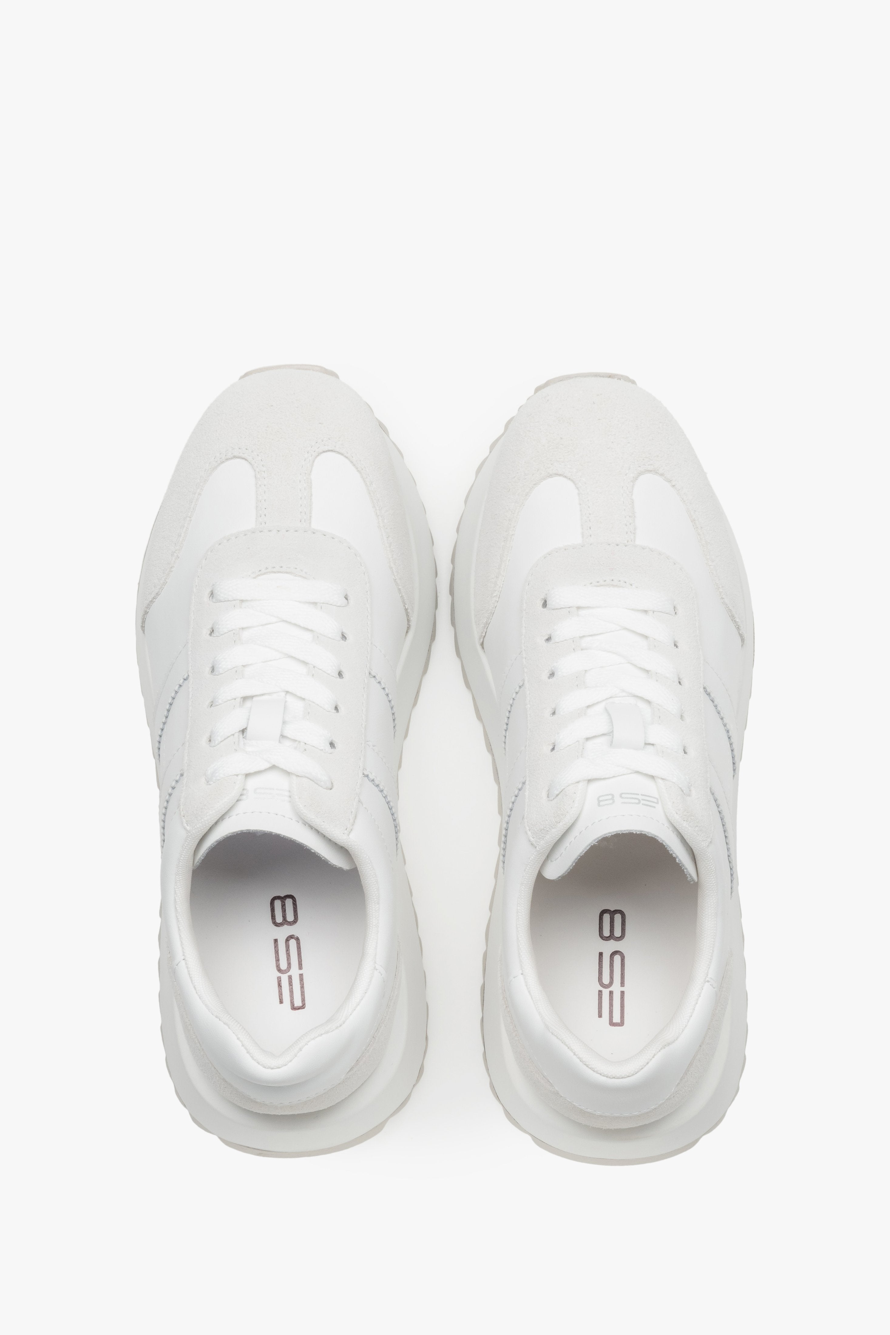Draufsicht auf das Paar weiße Sneaker, die das Echtlederfutter zeigt.
