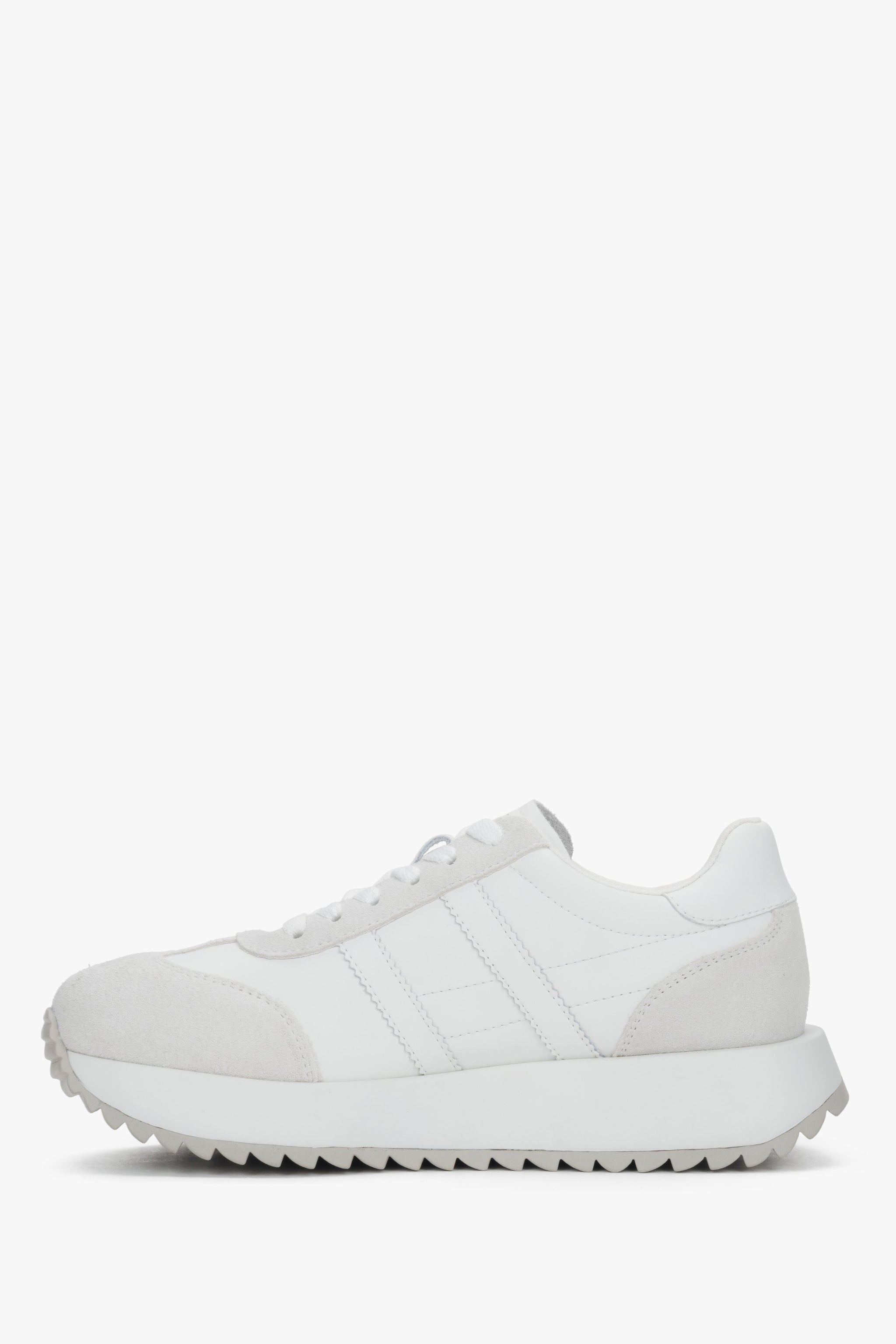 Leicht schräge Seitenansicht des weißen Sneakers mit Schnürung.