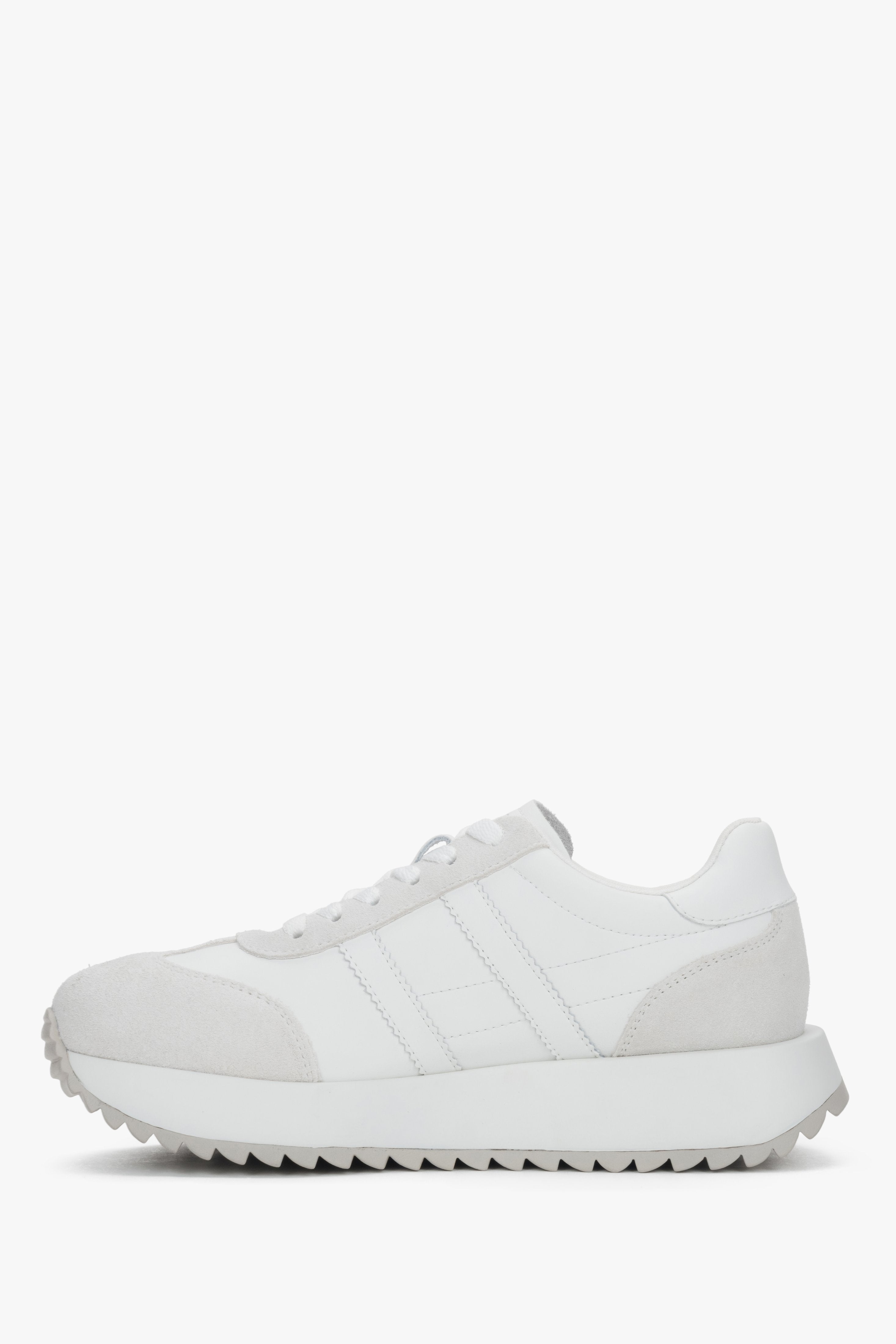 Leicht schräge Seitenansicht des weißen Sneakers mit Schnürung.