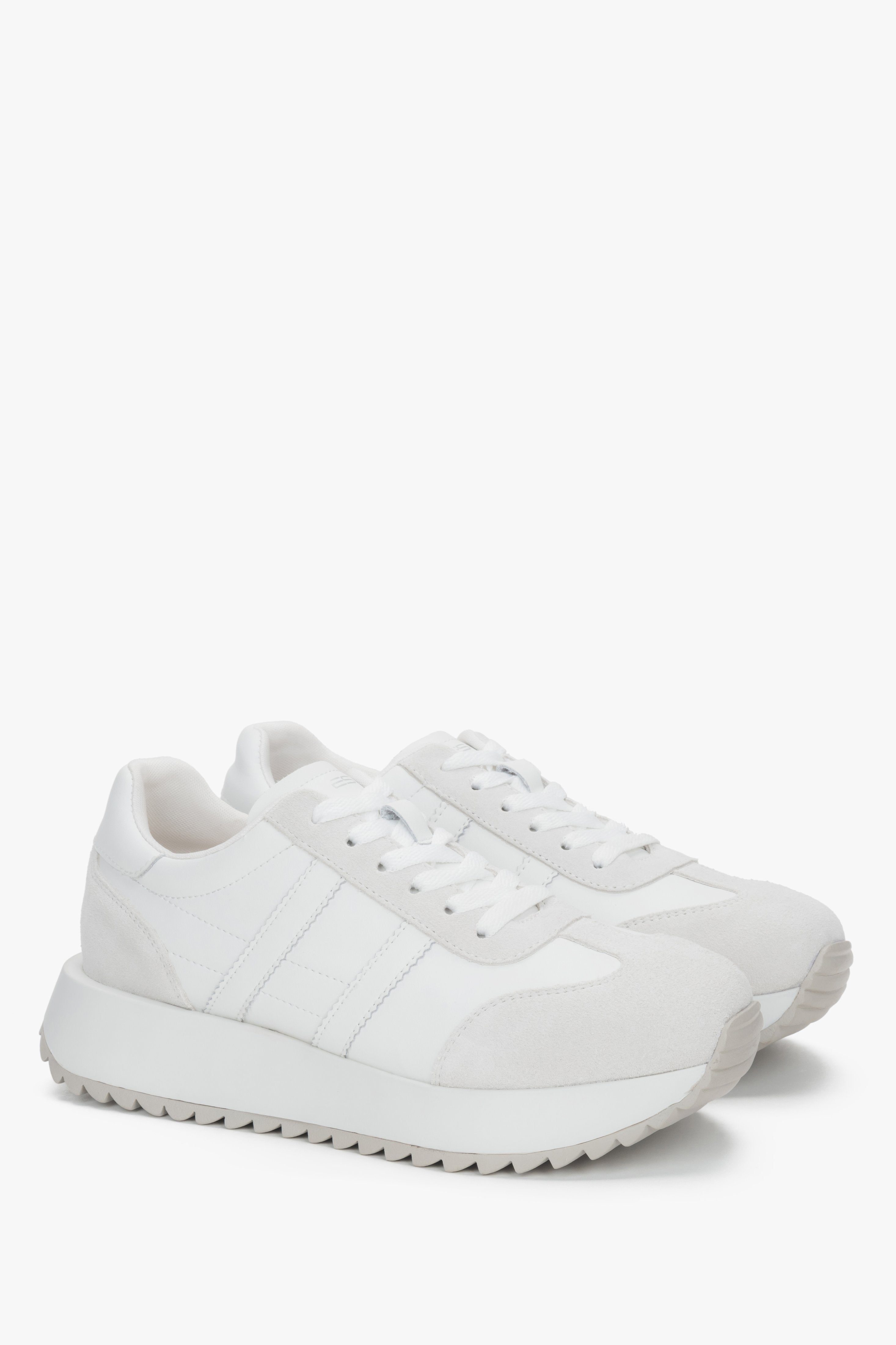 Profilansicht des weißen ES8 Sneakers mit federnder Sohle.