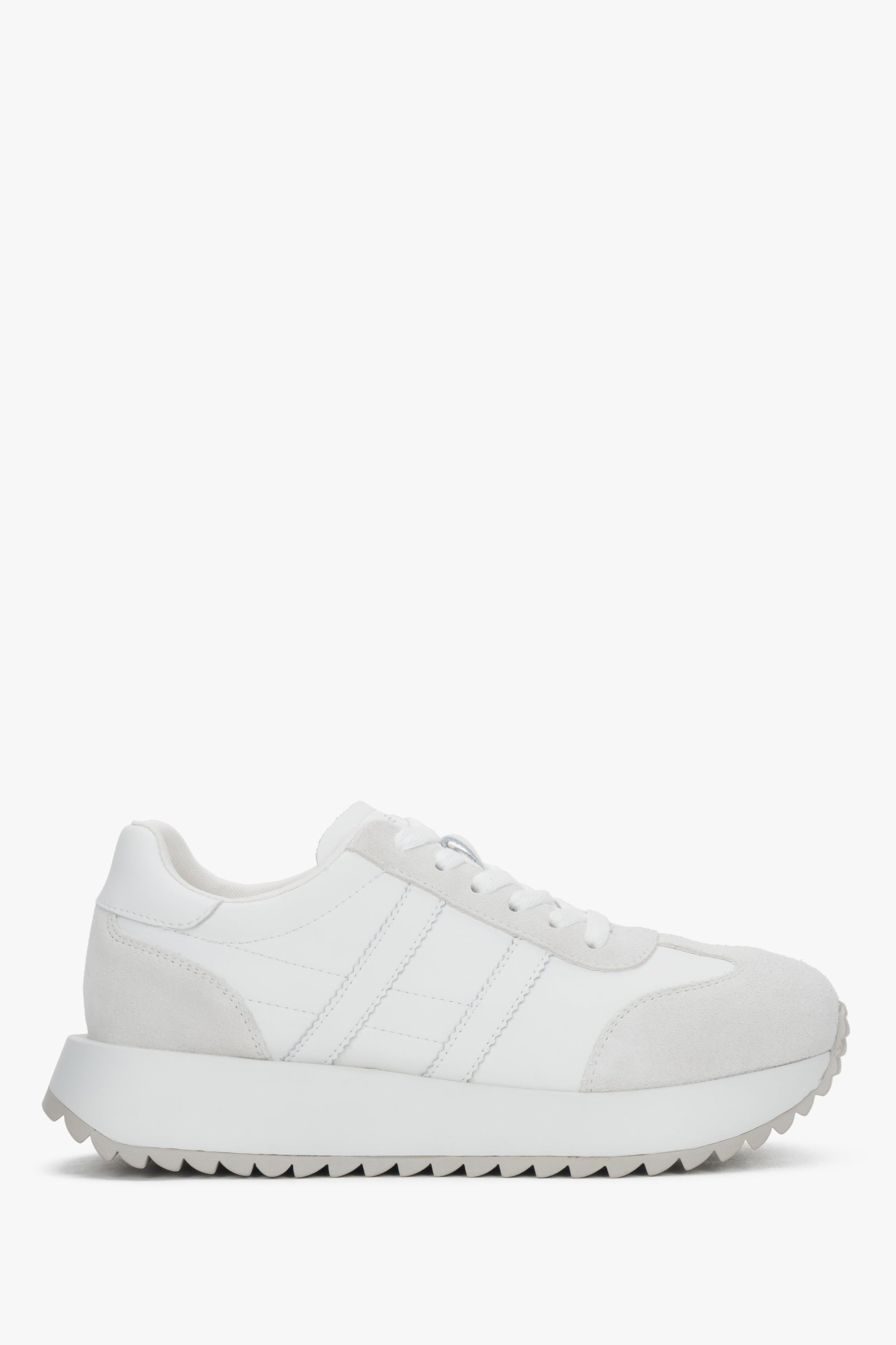 Andere Seitenansicht des bequemen weißen Damen-Sneakers.
