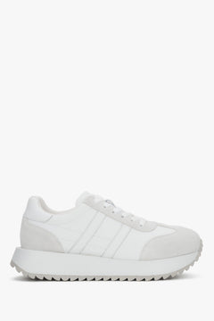 Andere Seitenansicht des bequemen weißen Damen-Sneakers.