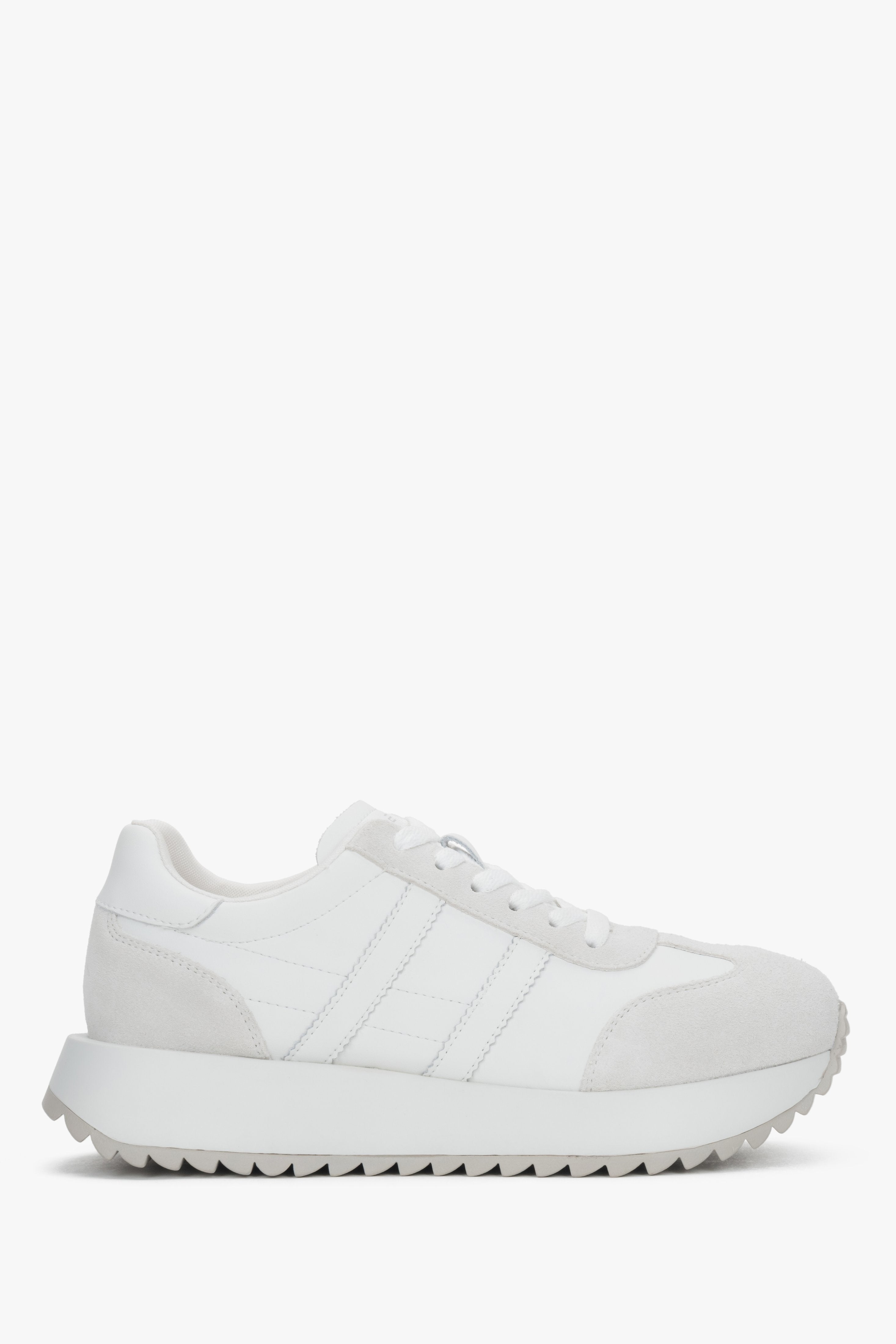 Andere Seitenansicht des bequemen weißen Damen-Sneakers.