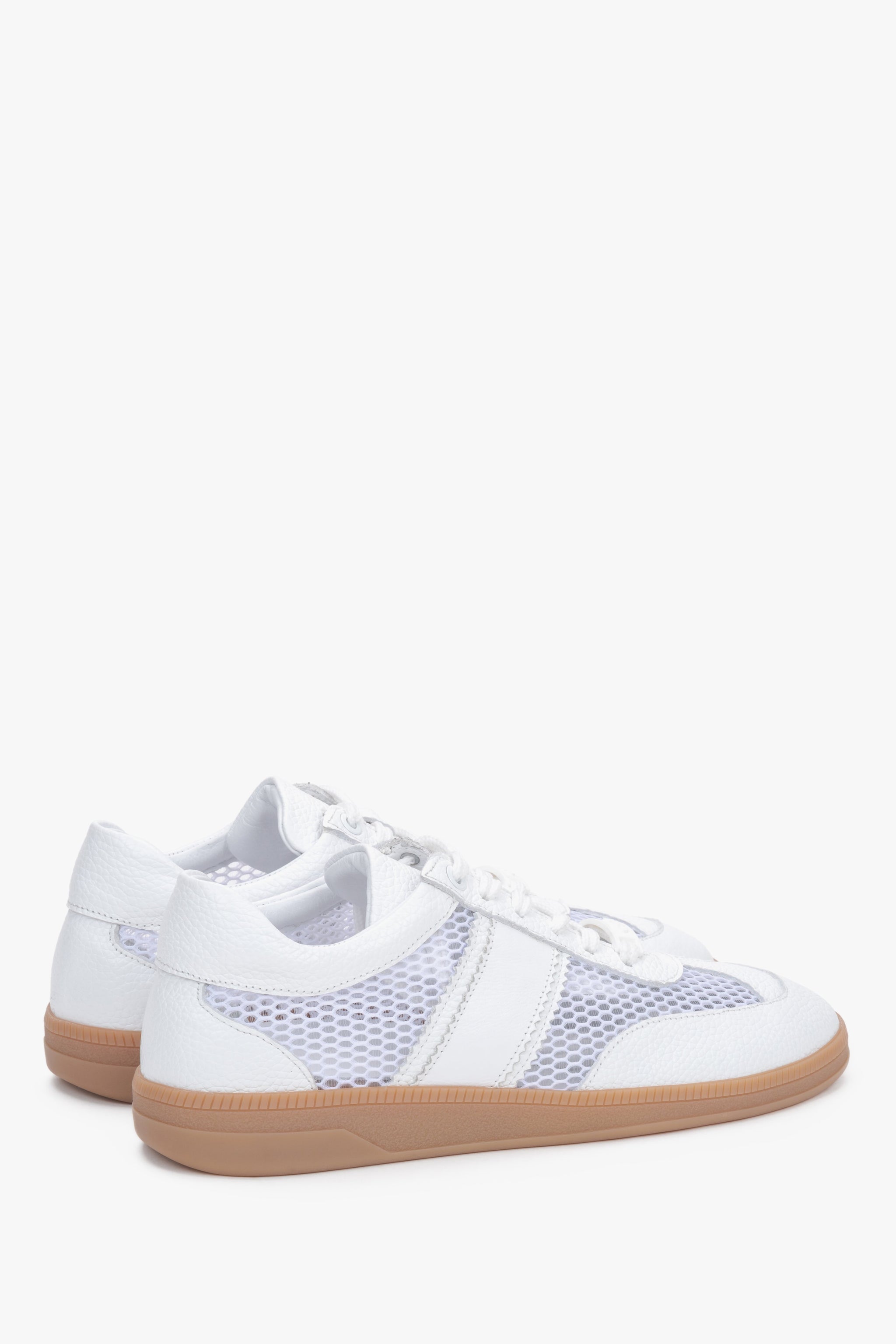 Weiße Damen-Sneaker aus Veloursleder in schräger Seitenansicht