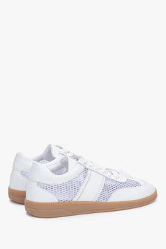 Weiße Damen-Sneaker aus Veloursleder in schräger Seitenansicht