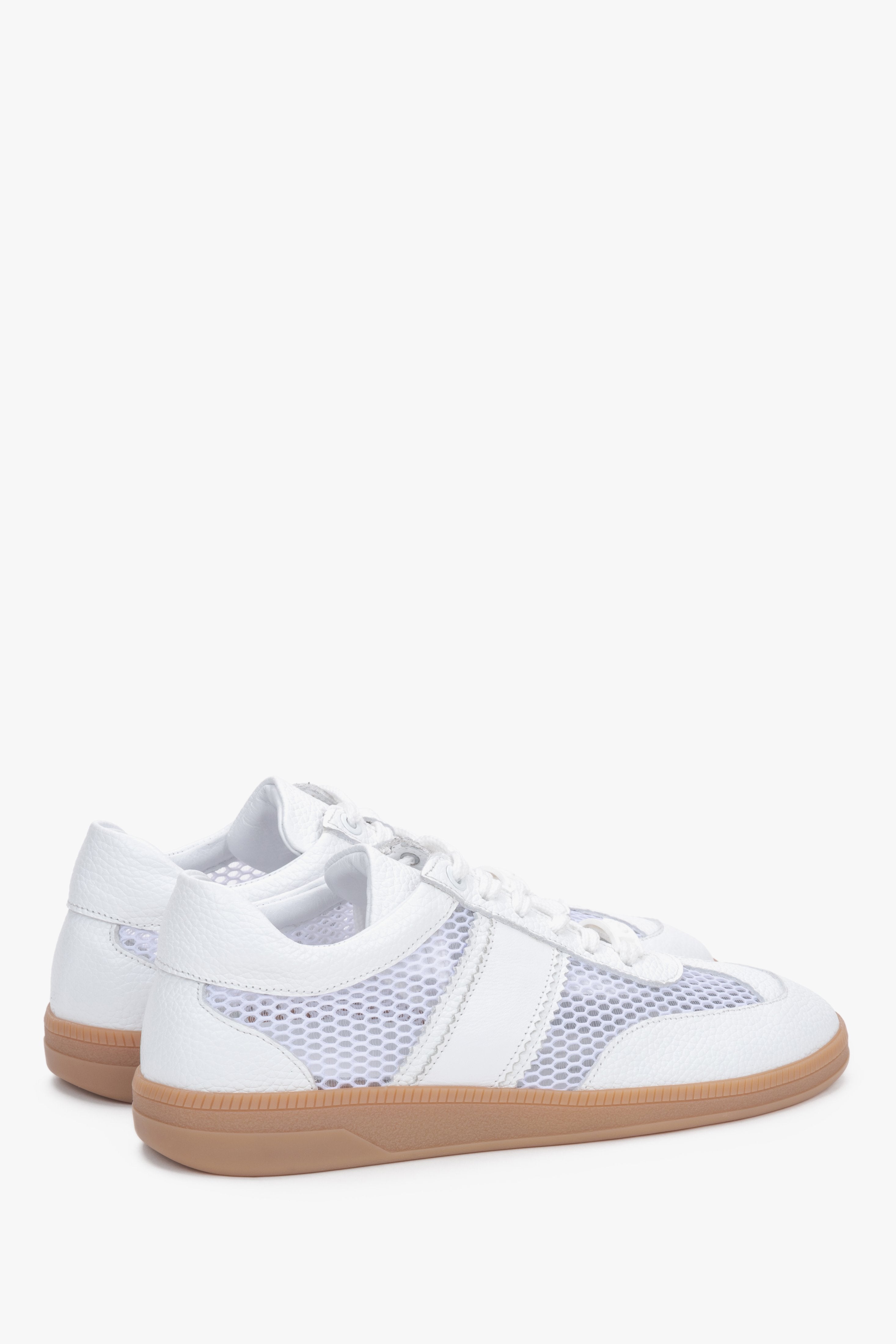 Weiße Damen-Sneaker aus Veloursleder in schräger Seitenansicht