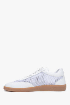 Weiße Damen-Sneaker in seitlicher Profilansicht