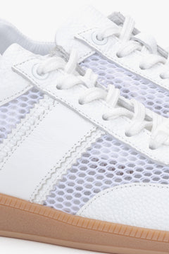 Detailaufnahme der weißen Damen-Sneaker mit Mesh-Einsatz